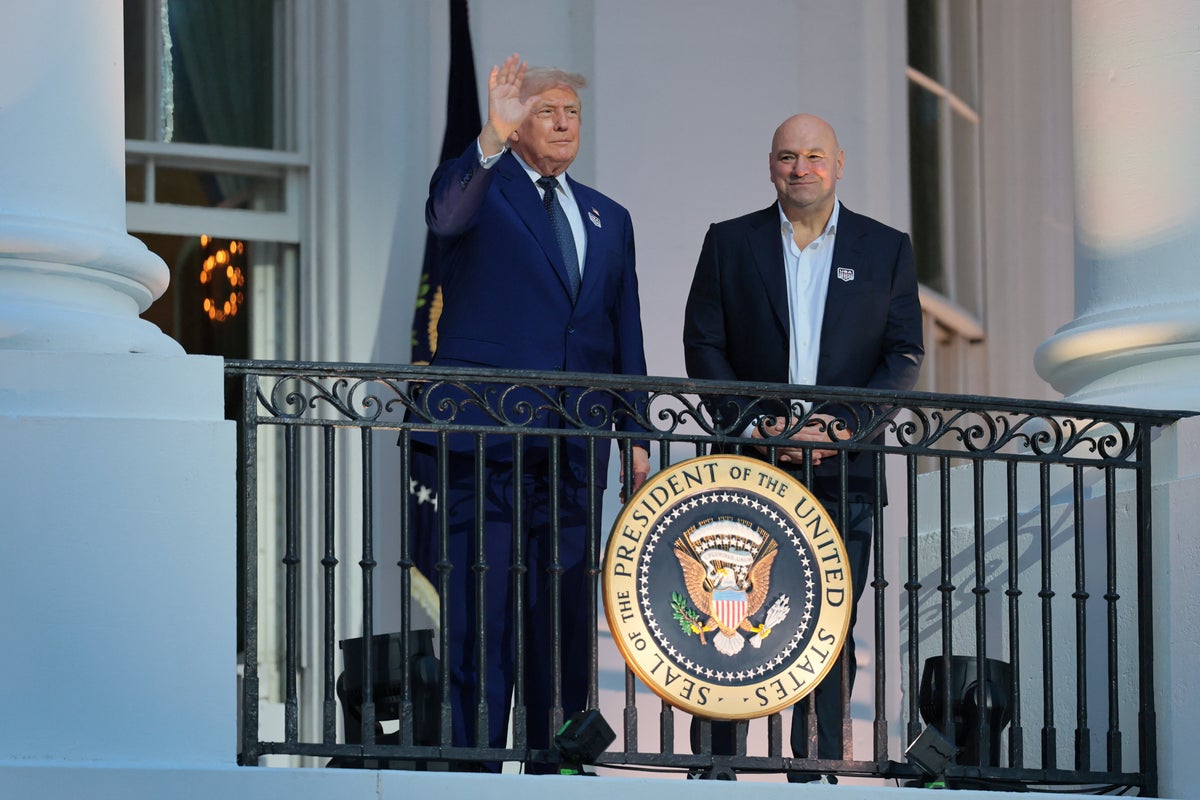 Trump UFC canlı dövüşüyor: Yağmur gecikmesi korkusuna rağmen Beyaz Saray kafes maçları devam ederken Melania ve Barron yerleşti