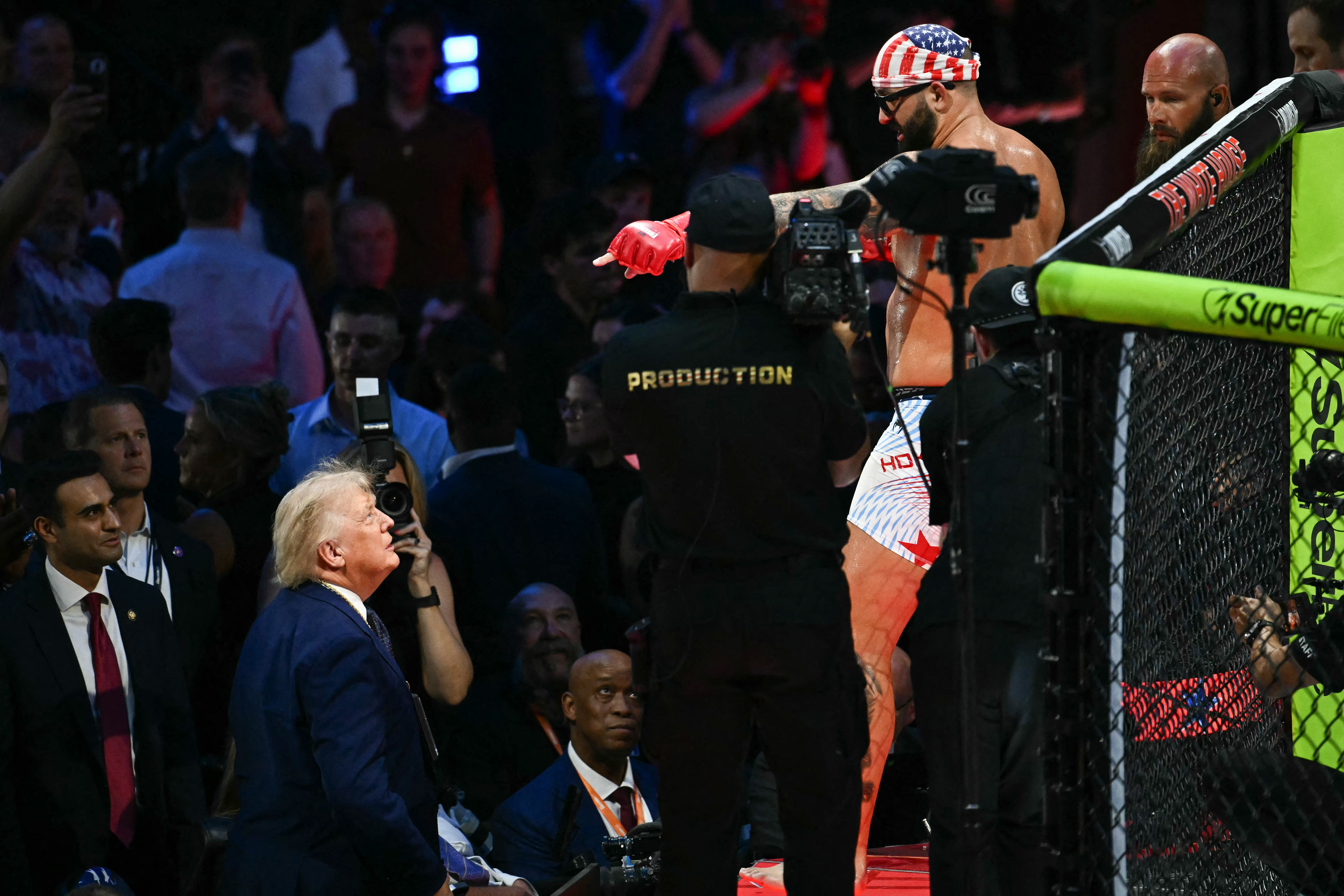 Hokit gave Donald Trump his chain after the fight