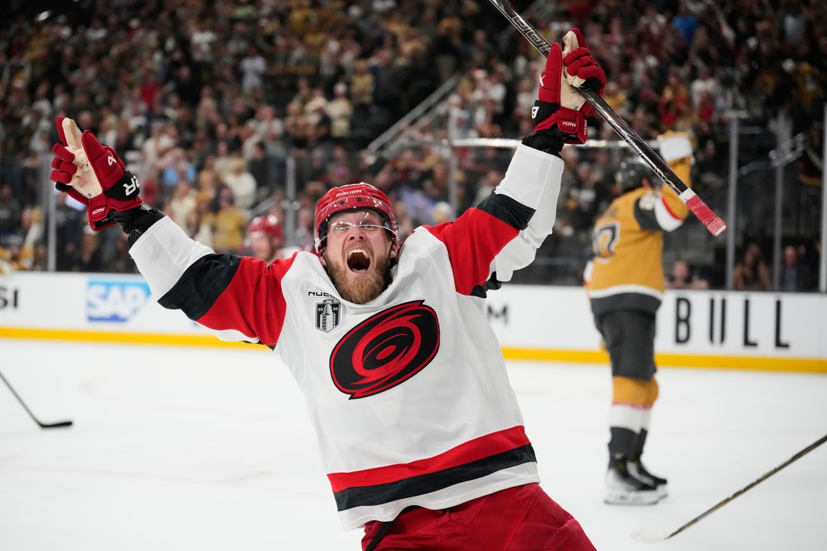 Hurricanes use stifling defense to blank Golden Knights 3-0 in Game 6 and win the Stanley Cup – UK Times Hurricanes use stifling defense to blank Golden Knights 3-0 in Game 6 and win the Stanley Cup – UK Times