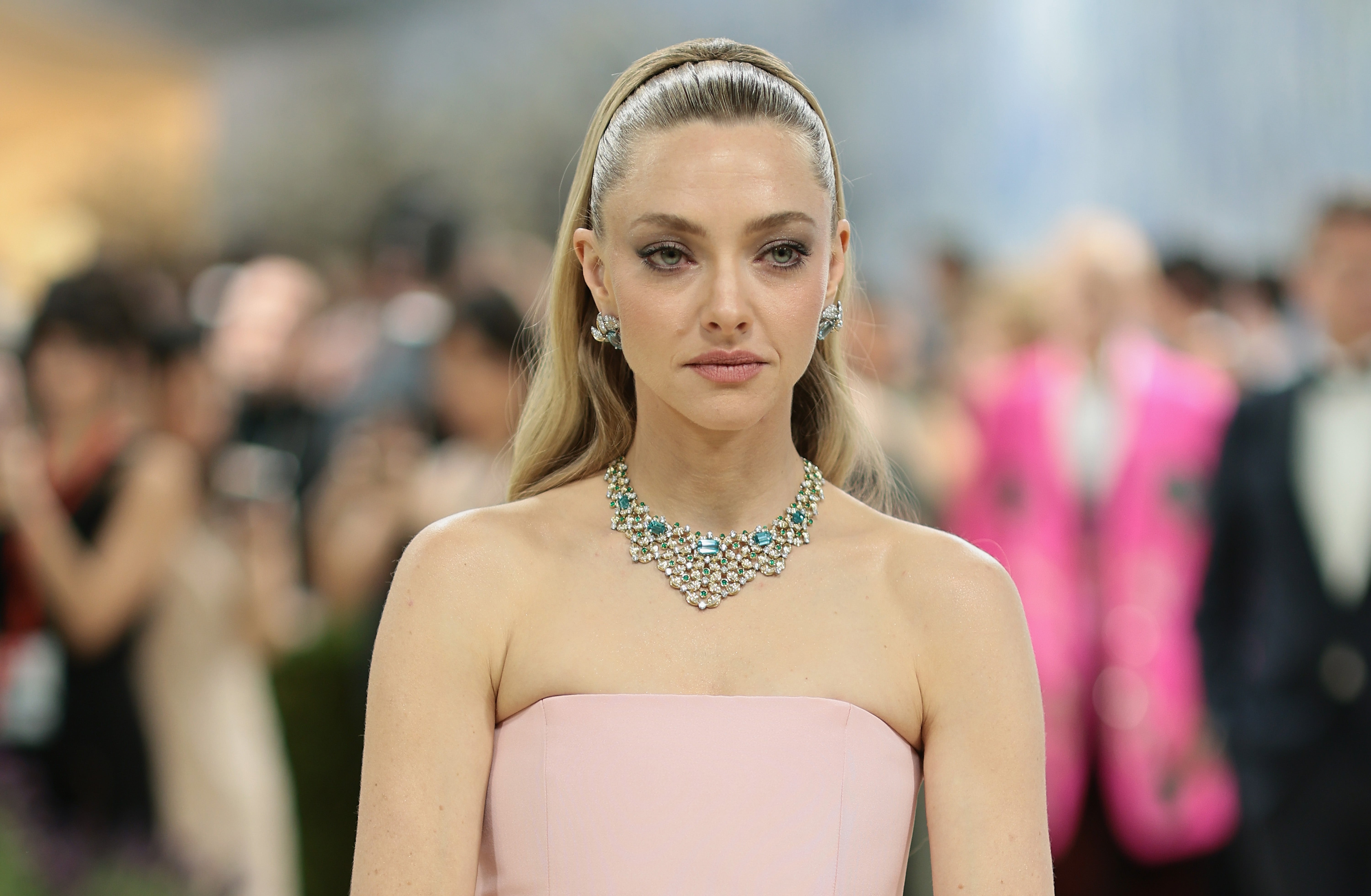 Seyfried disse que teve que contratar um guarda-costas enquanto recebia reação dos apoiadores de Kirk