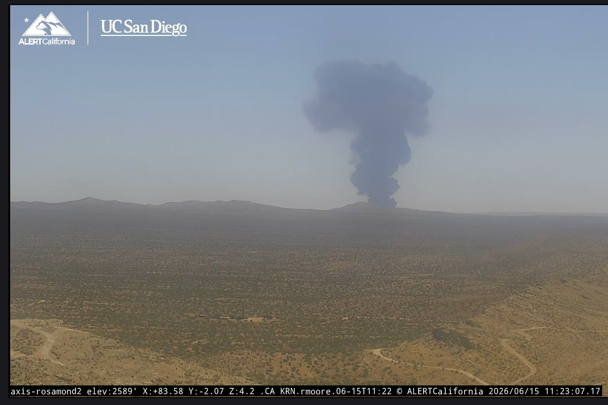 B-52 bomber crashes along runway near Edwards Air Force Base in California – UK Times B-52 bomber crashes along runway near Edwards Air Force Base in California – UK Times