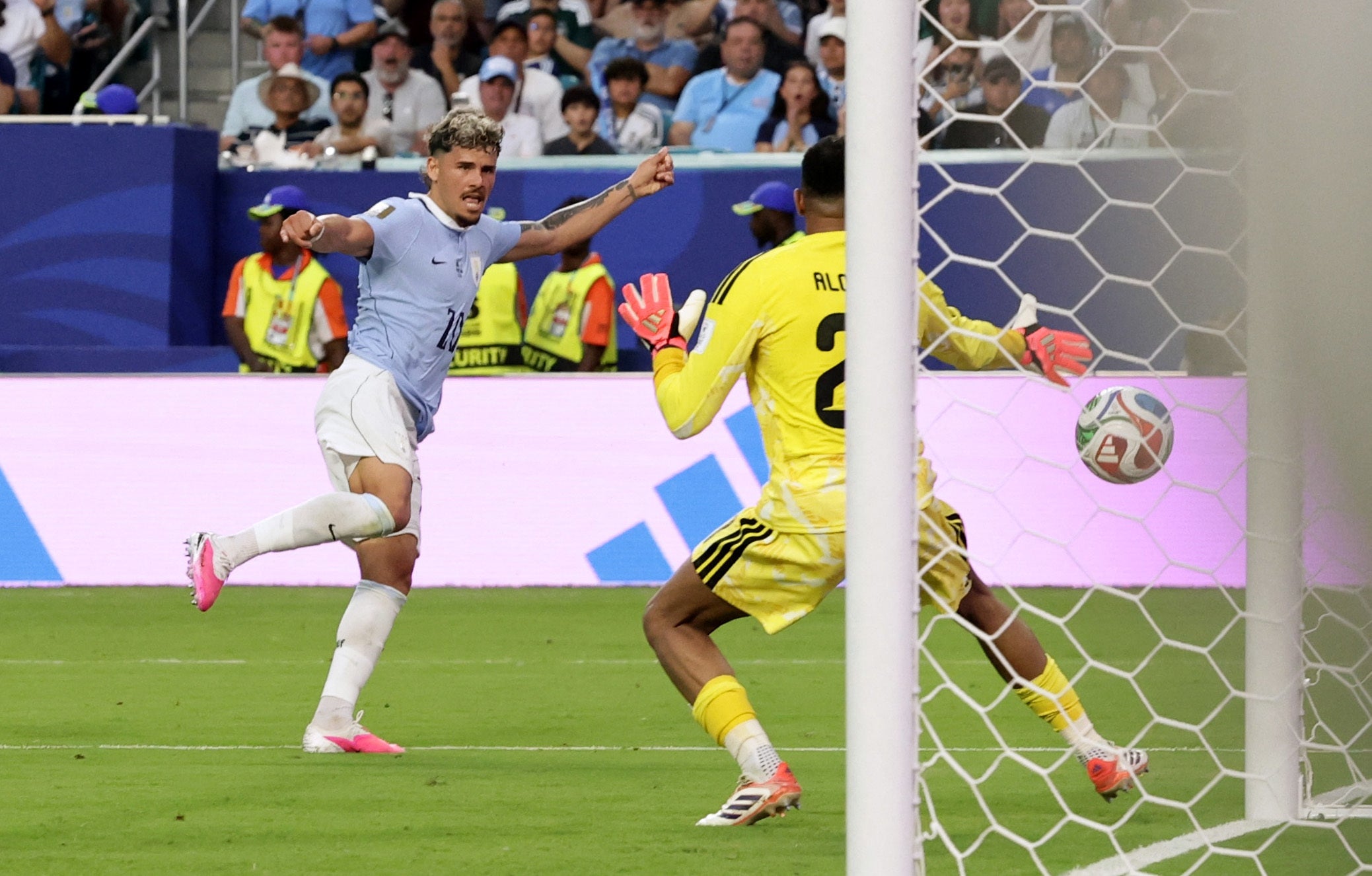 Maxi Araujo spared Uruguay's blushes and earned them a point with a late equaliser