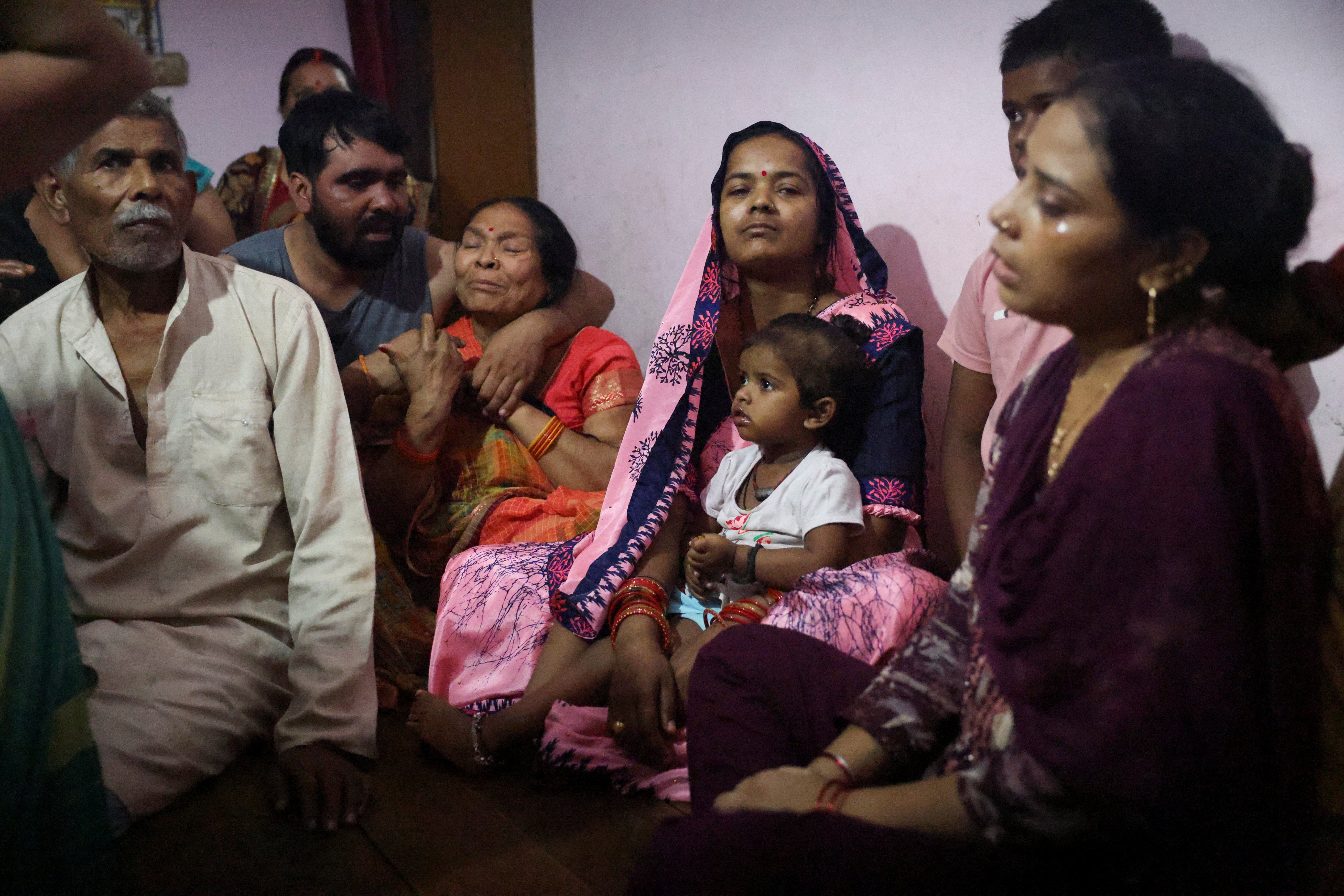 তেল ট্যাঙ্কার এমটি সেটেবেলোতে মার্কিন হামলায় নিহত ভারতীয় নাবিক শিবানন্দ চৌরাসিয়ার আত্মীয়রা, 13 জুন, 2026-এ উত্তর প্রদেশের দেওরিয়ায় তার বাড়িতে শোক করছে।
