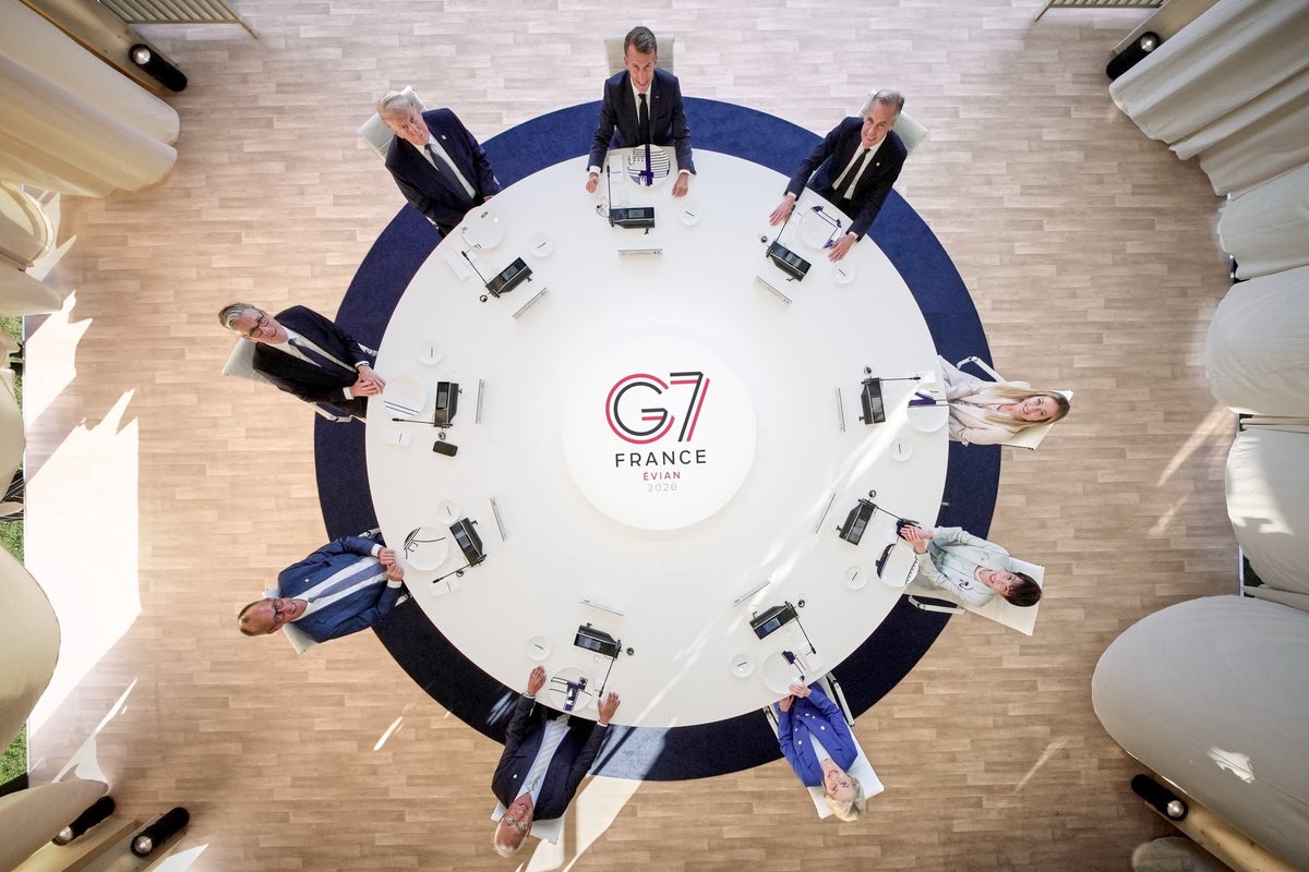Trump looks awkward in bizarre aerial photo of grinning G7 world leaders