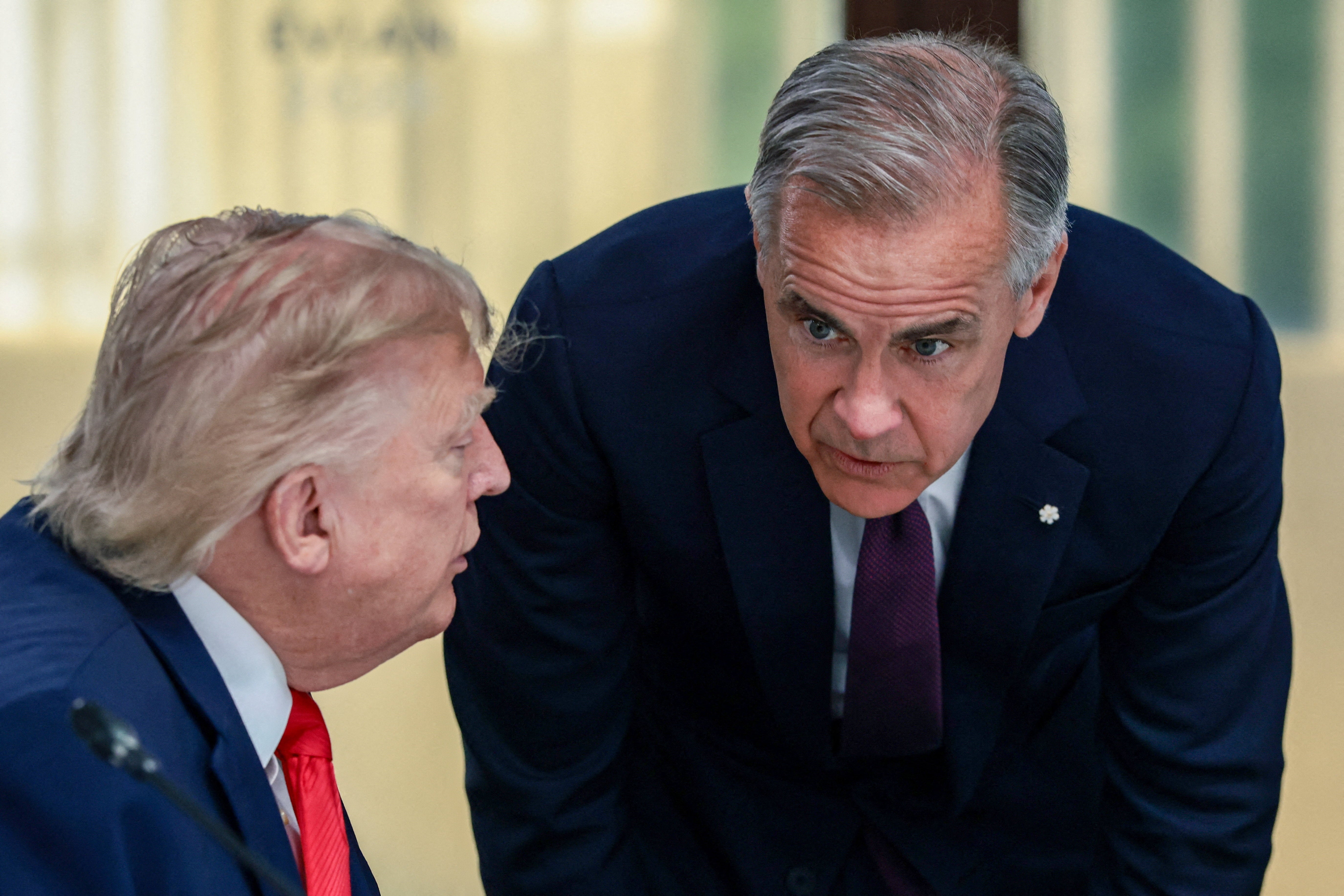 Президент США Дональд Трамп (слева) и премьер-министр Канады Марк Карни (справа) присутствуют на рабочем обеде в рамках саммита G7 в Эвиане, восточная Франция, 16 июня 2026 года.