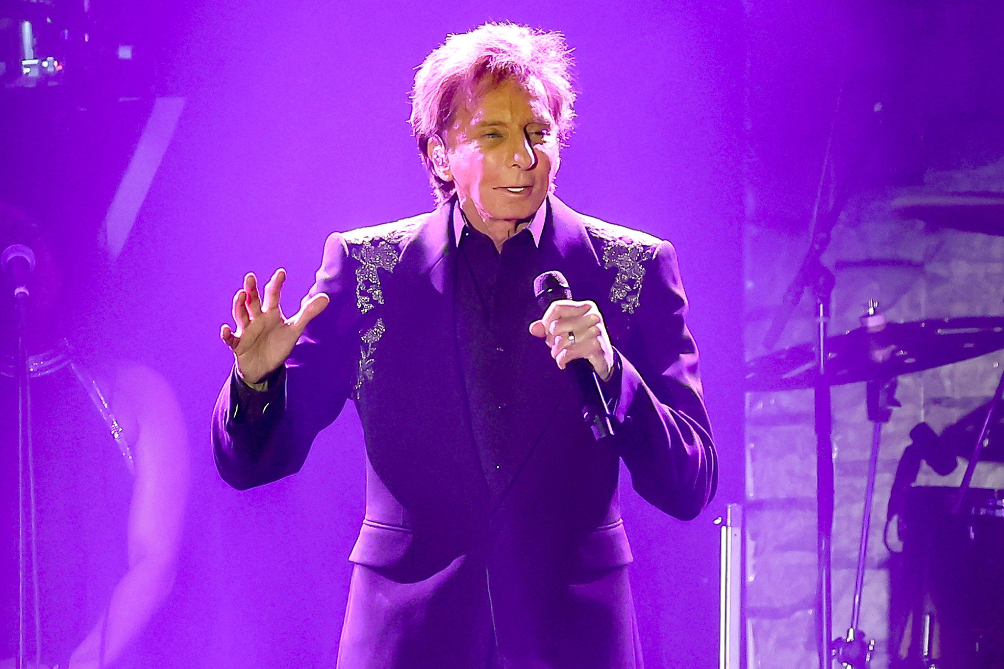 Barry Manilow cancels Saturday Las Vegas show after bronchitis forces walk‑off