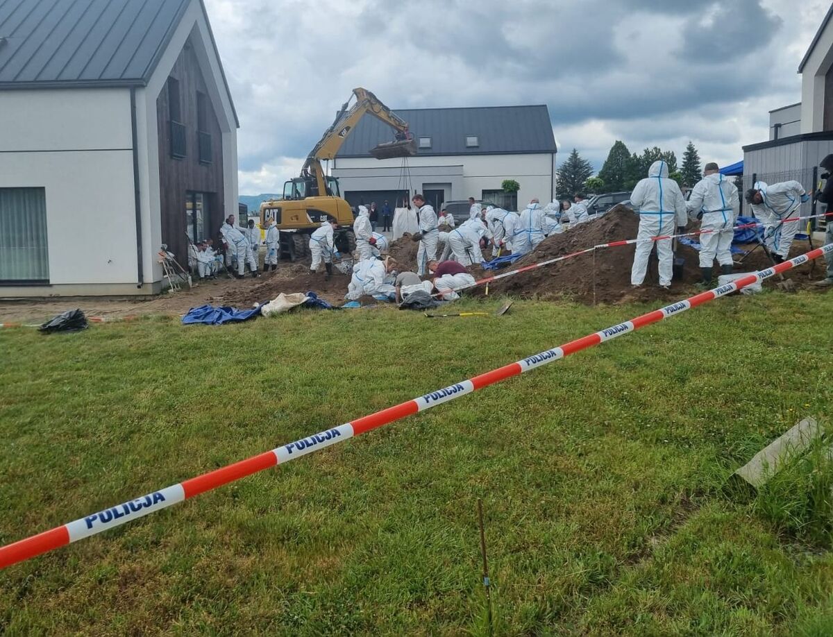 Doctor accused of experimenting on unborn babies after 34 fetuses found in back garden – UK Times
