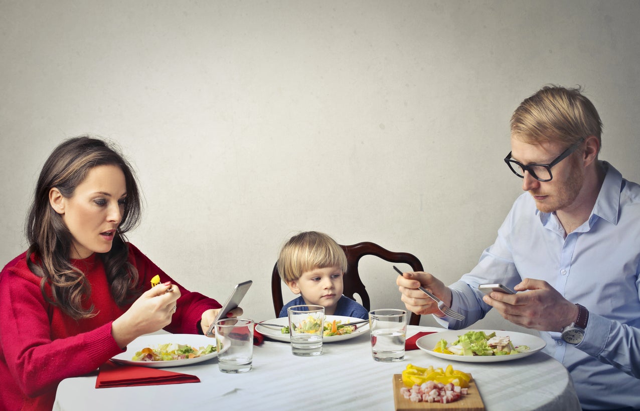 Families that sit down for meals without distractions benefit from it, experts say (Getty Images/iStockphoto)