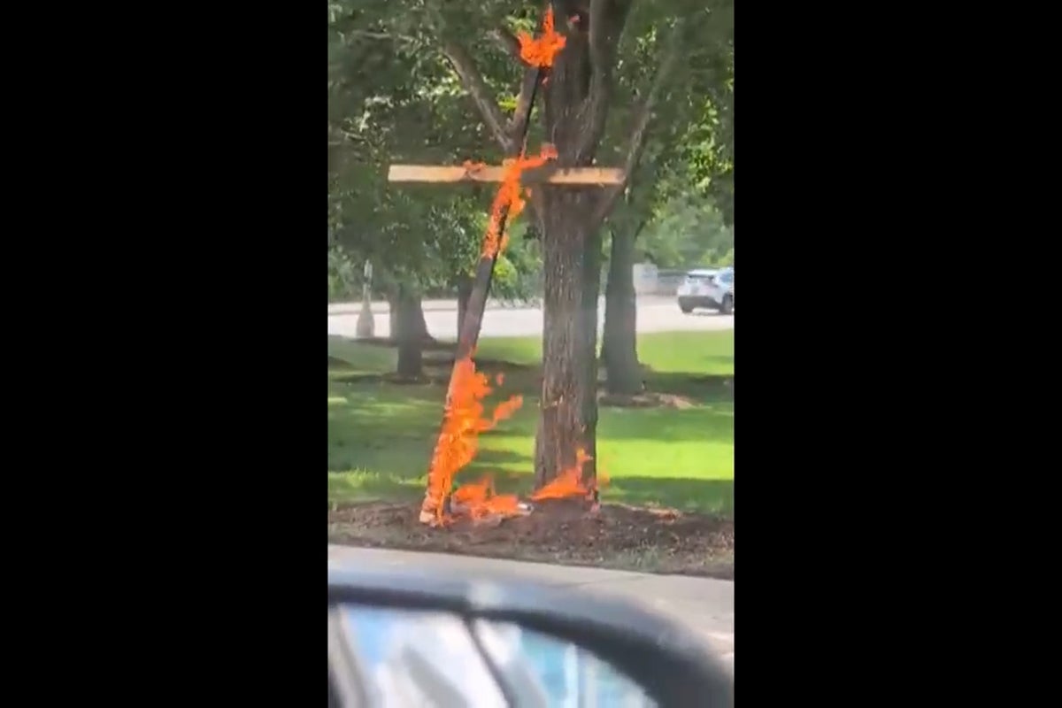 Arrest made after 6-foot cross was set on fire in ‘protest’ in Chicago – UK Times Arrest made after 6-foot cross was set on fire in ‘protest’ in Chicago – UK Times