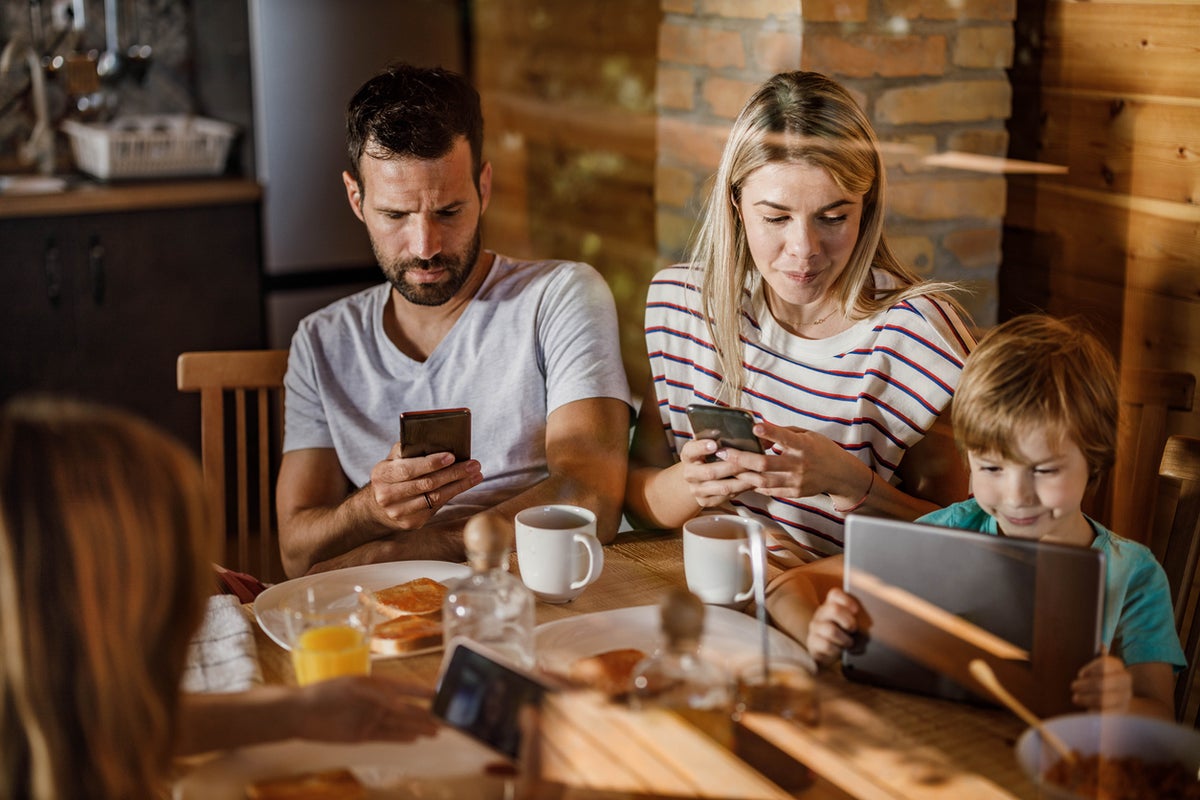 Roughly 70% of kids are looking at electronic screens during dinner – that figure is even higher for parents – UK Times Roughly 70% of kids are looking at electronic screens during dinner – that figure is even higher for parents – UK Times