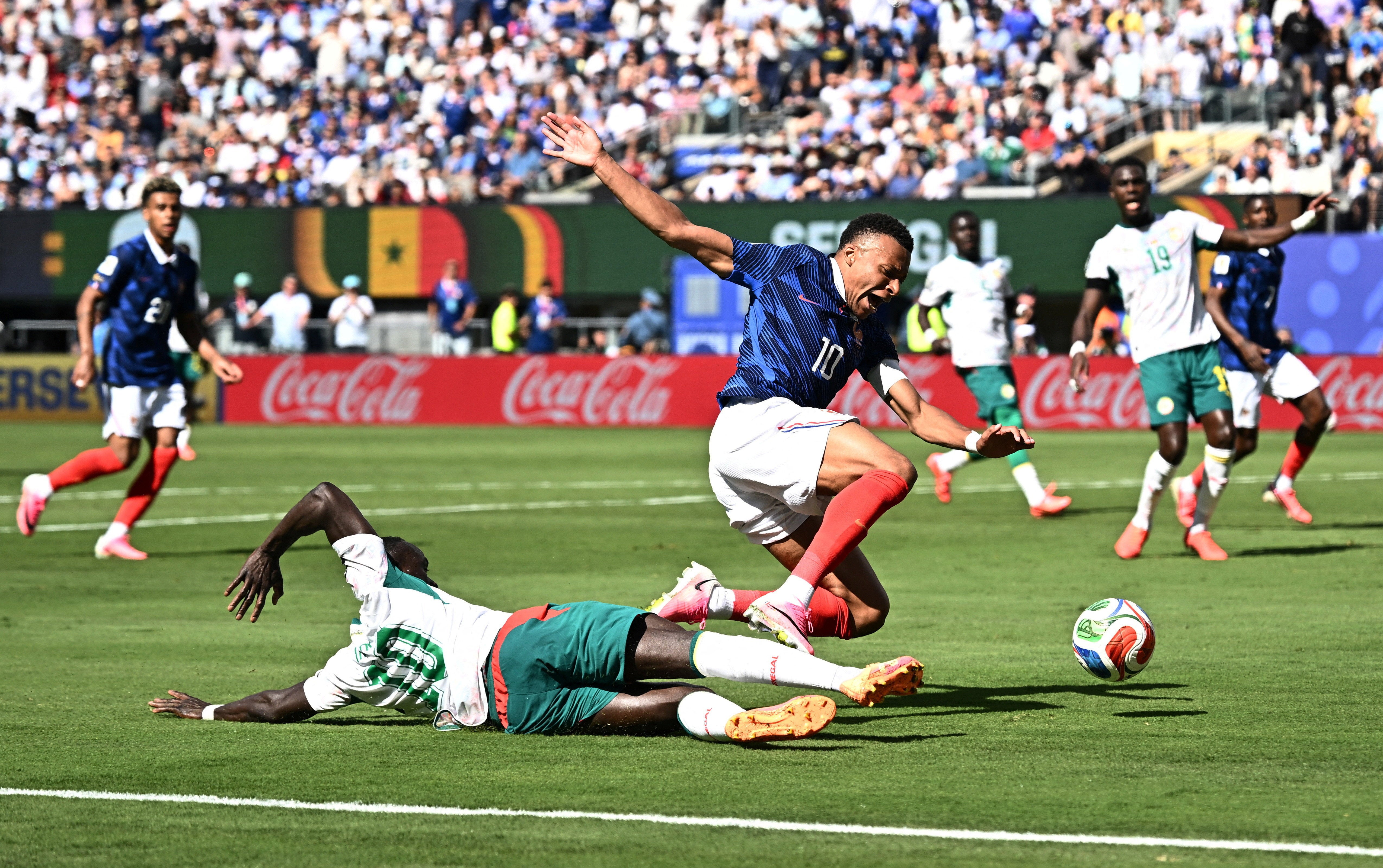 Sadio Mane slides in on Kylian Mbappe without touching the ball