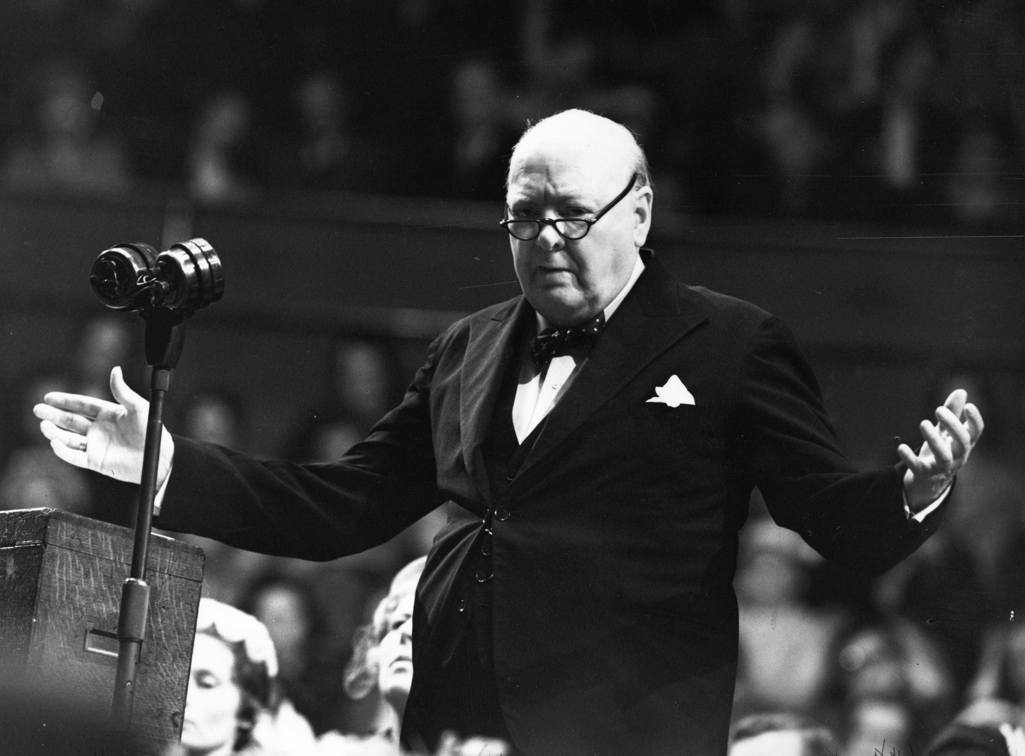 Artist withdraws National Portrait Gallery installation after Winston Churchill famine row