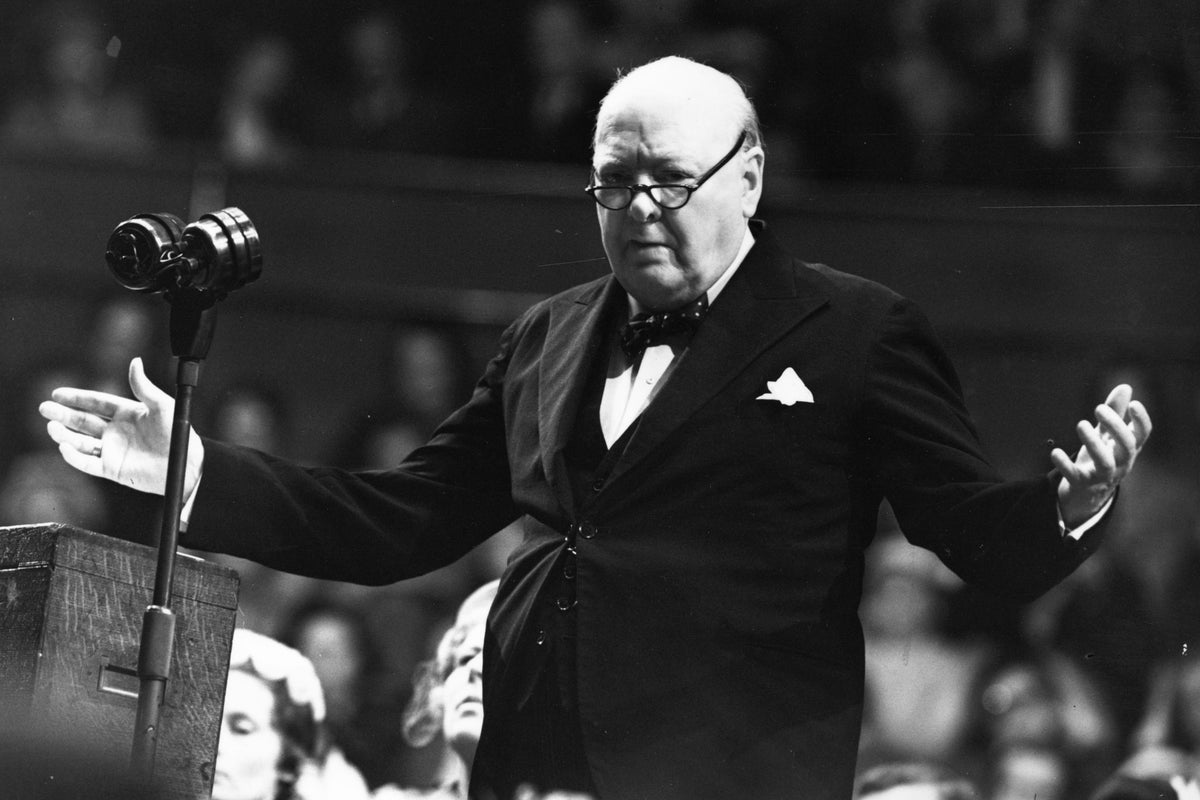 Artist withdraws National Portrait Gallery installation after Winston Churchill famine row Artist withdraws National Portrait Gallery installation after Winston Churchill famine row