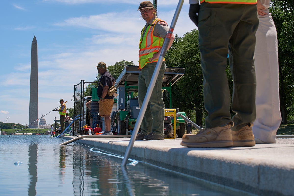 Trump administration uses hydrogen peroxide and tiny bubbles against algae in Reflecting Pool Trump administration uses hydrogen peroxide and tiny bubbles against algae in Reflecting Pool