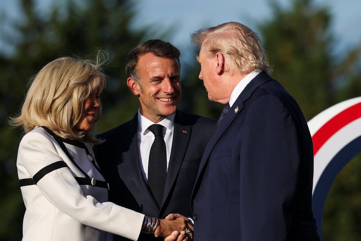 Trump se envolve em um longo aperto de mão de ‘cabo de guerra’ com Brigitte Macron durante cúpula do G7 Trump se envolve em um longo aperto de mão de ‘cabo de guerra’ com Brigitte Macron durante cúpula do G7