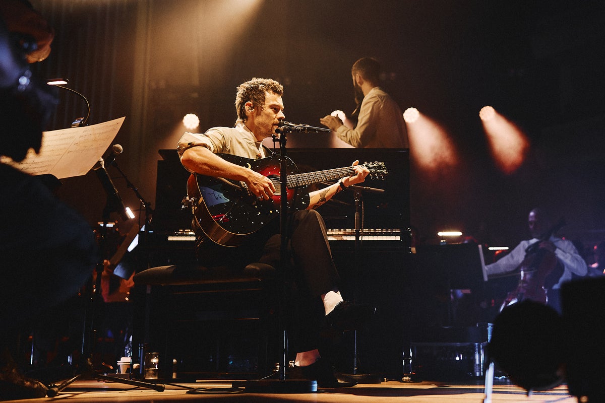Harry Styles gets standing ovation after ‘stunning’ Simon & Garfunkel cover