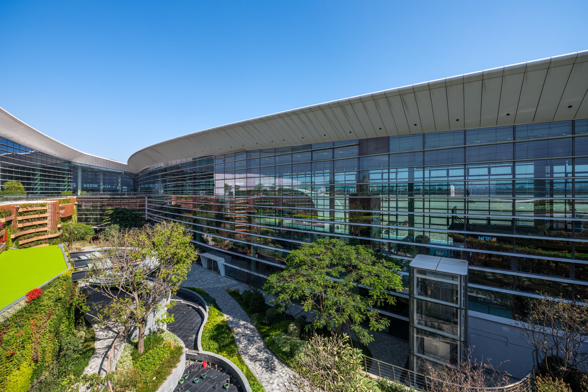 Guangzhou Baiyun International airport T3's East Garden (Li Kaijian)