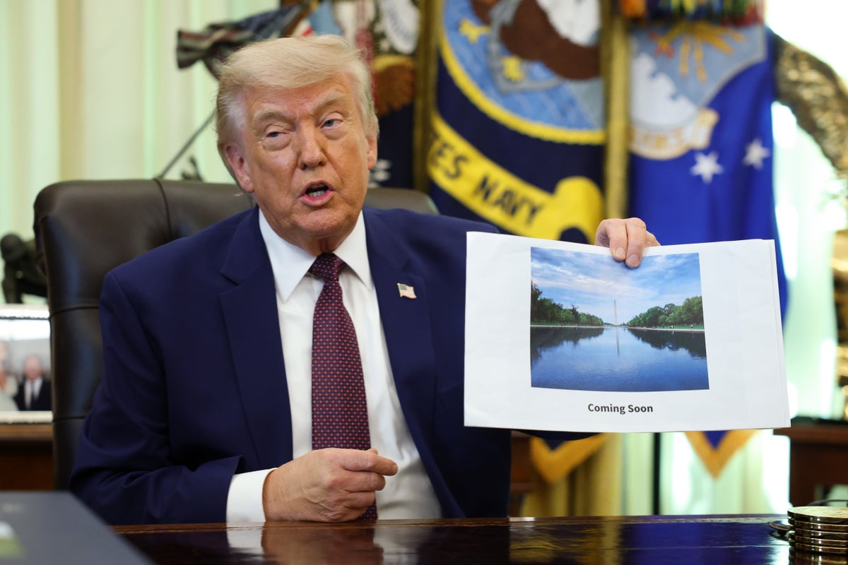 Yosun yeşili veya 'Amerikan bayrağı mavisi' Lincoln Anıtı havuzu bir şeyi açıkça yansıtıyor: Trump'ın büyük gösterişi