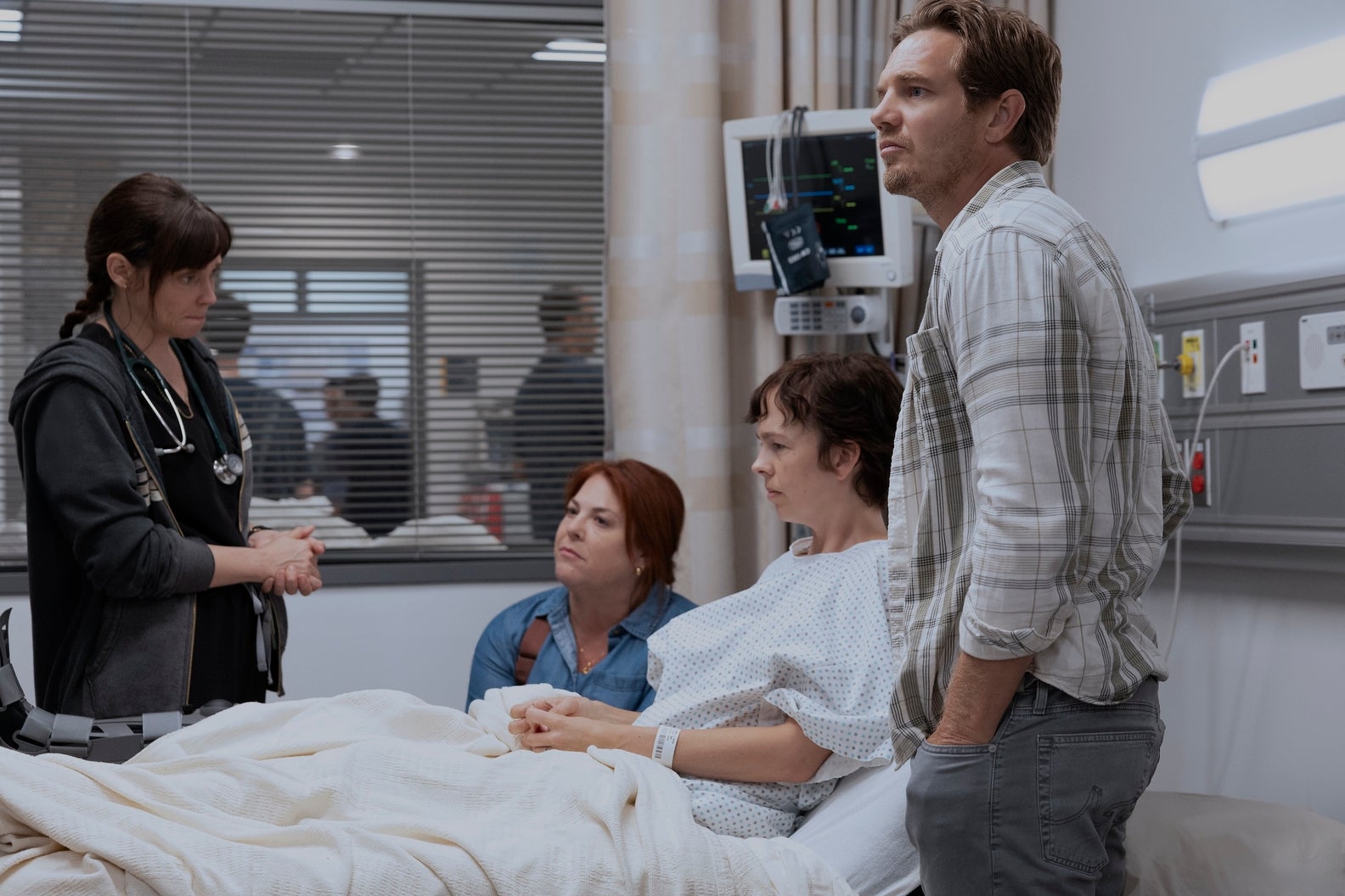 Brittany Allen (terceira à esquerda) estrelou 'The Pitt' como a paciente terminal Roxie Hamler