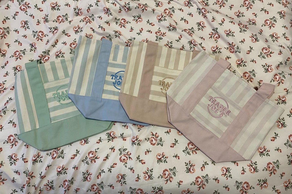 Trader Joe’s fans brave long lines and heated arguments for new mini summer tote bag – UK Times Trader Joe’s fans brave long lines and heated arguments for new mini summer tote bag – UK Times