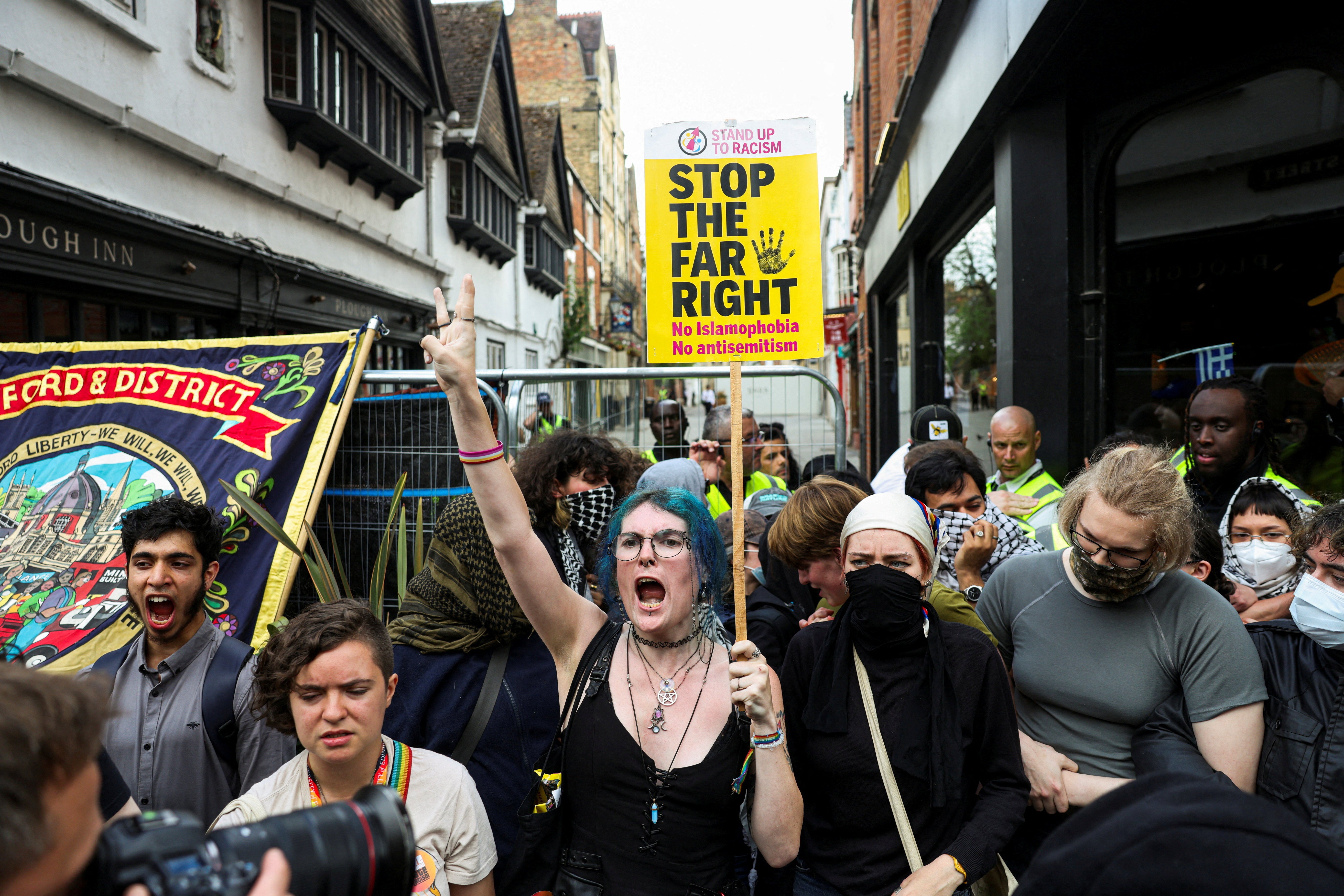 More than 100 protesters gather at Tommy Robinson Oxford Union event