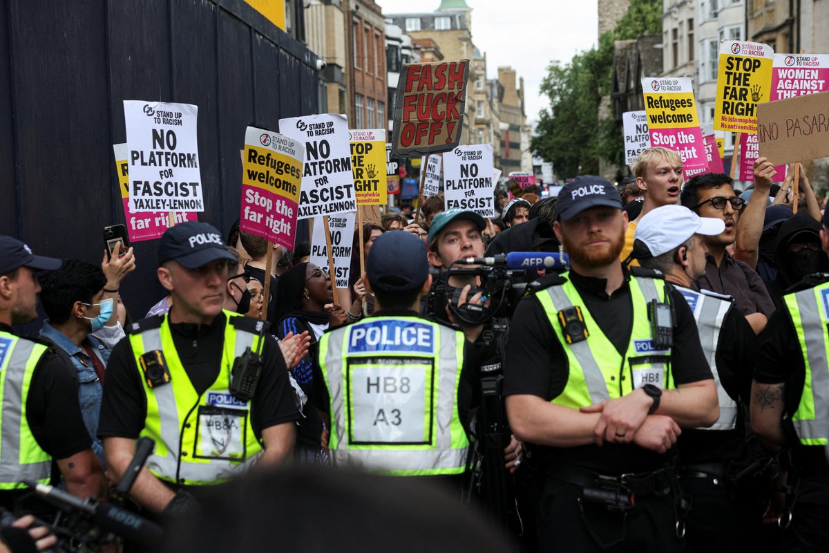 Tommy Robinson speaks to half-empty hall as protesters block Oxford Union debate