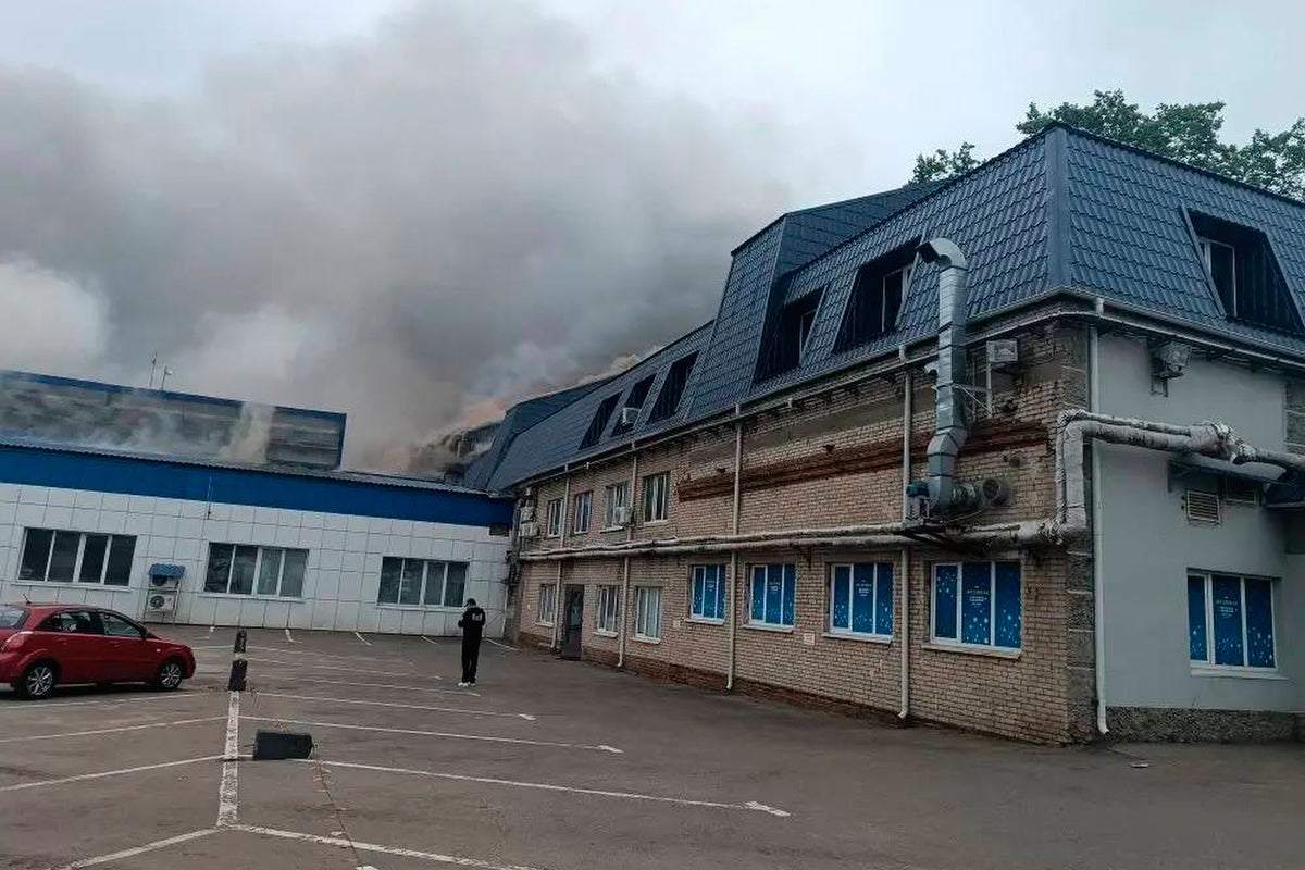 Fumaça negra sobe sobre Moscou após ataques de drones ucranianos a refinaria de petróleo