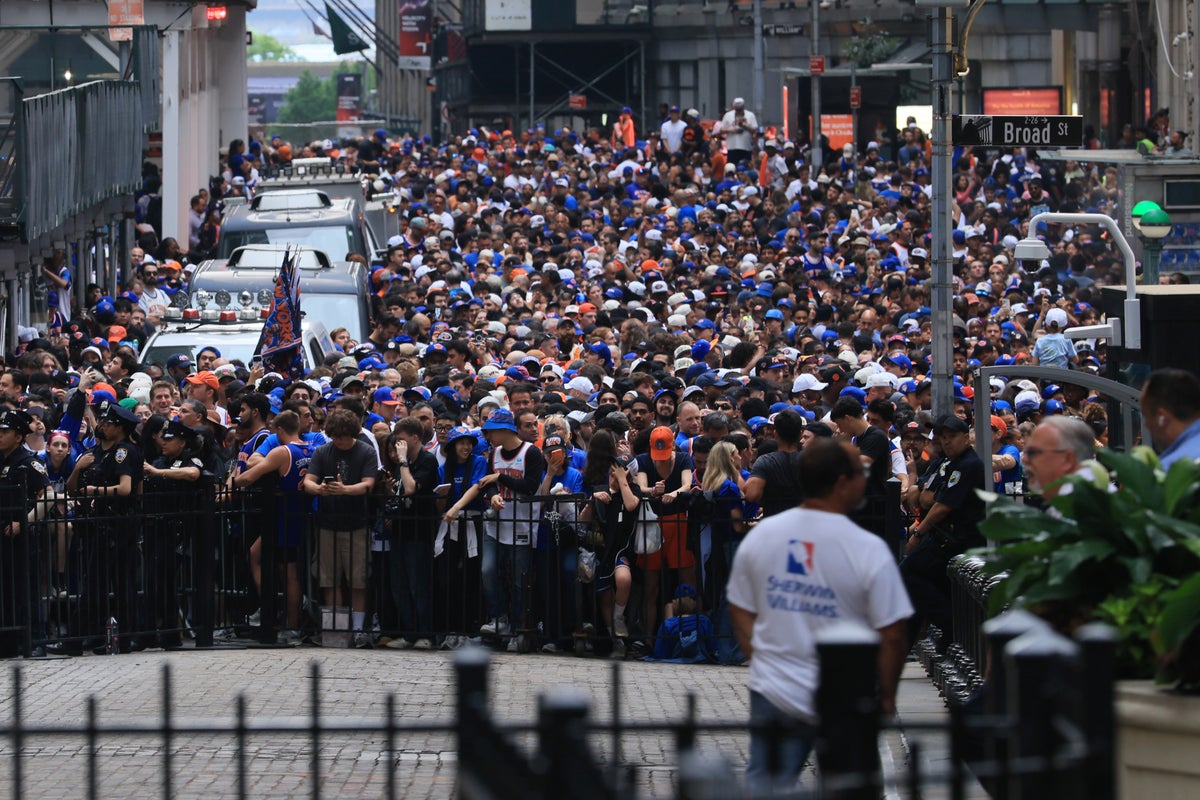 Knicks parade viewing areas hit capacity three hours before start time as a sea of fans floods lower Manhattan Knicks parade viewing areas hit capacity three hours before start time as a sea of fans floods lower Manhattan