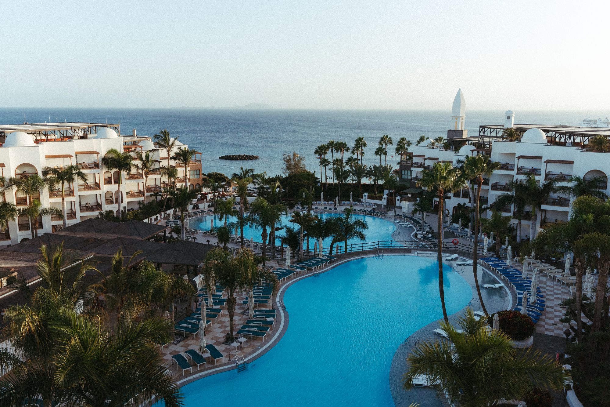 The two main pools stretching out to the sea at Princesa Yaiza (Princesa Yaiza)