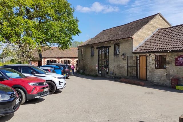 <p>La policía fue alertada sobre el incidente en un zoológico y tienda agrícola en el condado de Cambridgeshire, Reino Unido</p>