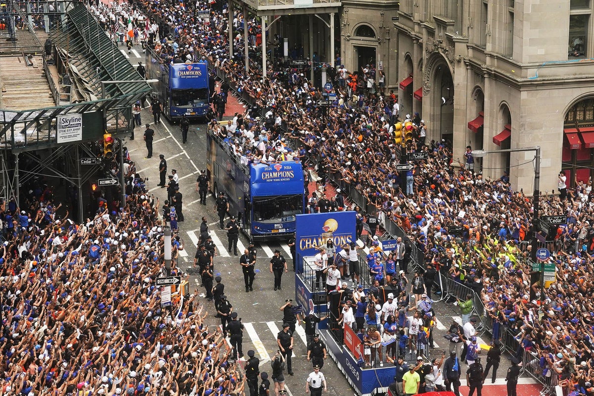 Knicks parade: Fans climb trees and buildings to watch parade as millions descend on city – UK Times Knicks parade: Fans climb trees and buildings to watch parade as millions descend on city – UK Times