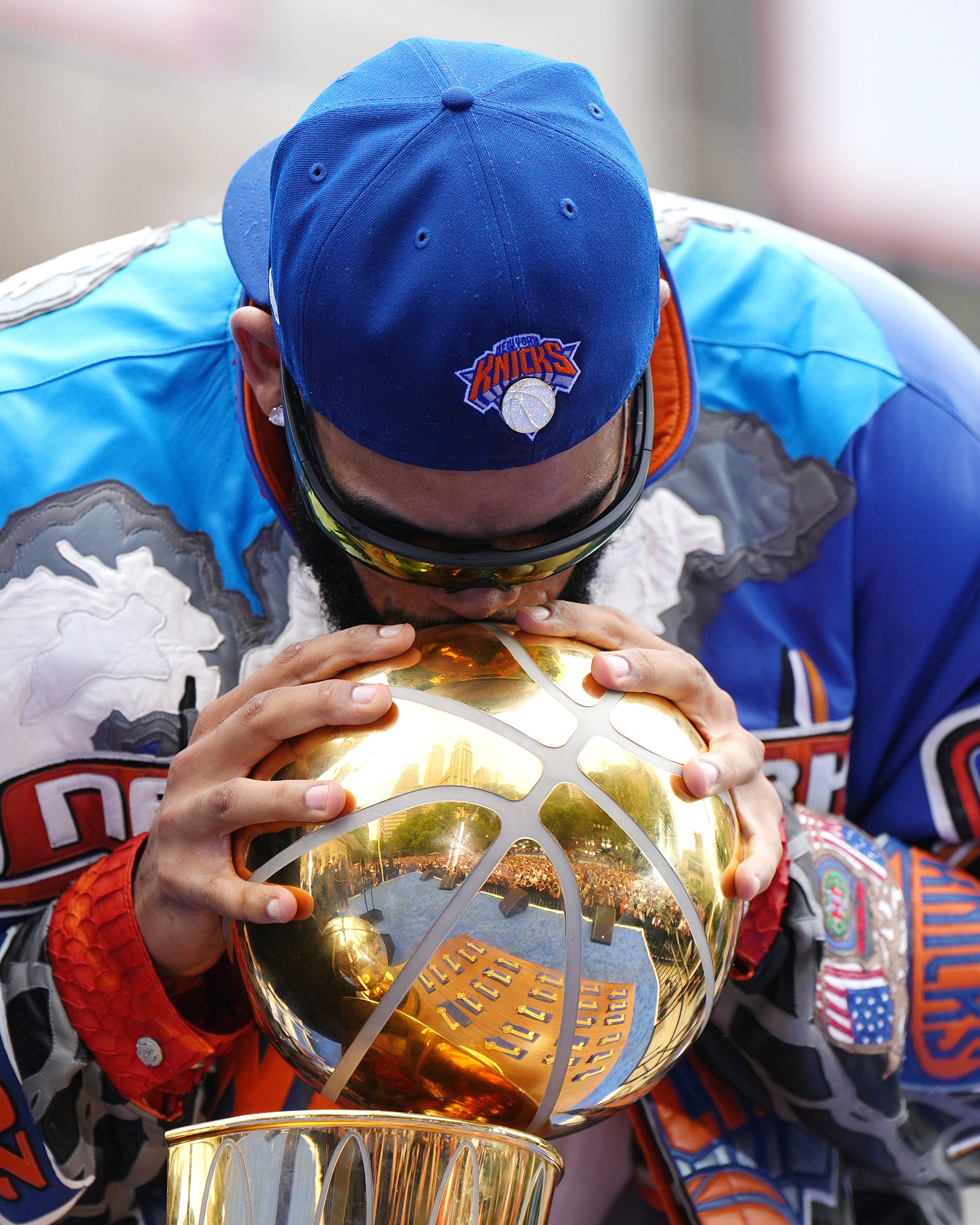 Anthony Towns kisses the Larry O'Brien Championship Trophy during the parade