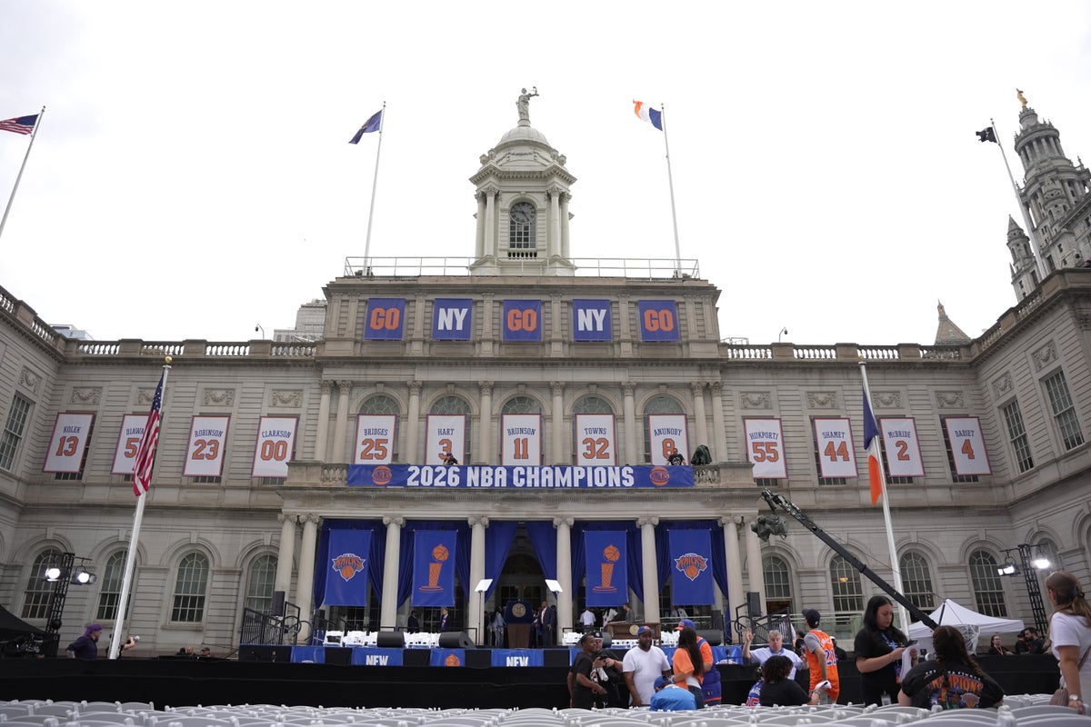 NYC officials roasted for embarrassing error with Knicks banners during victory parade