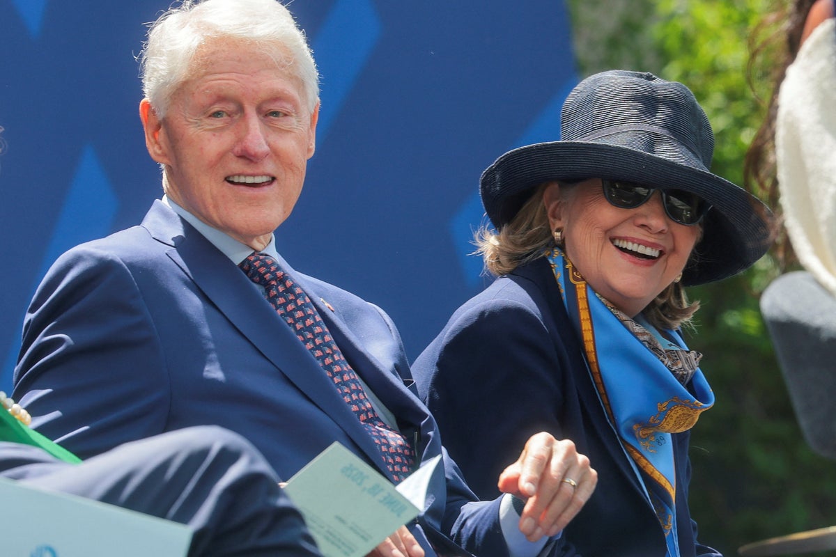 Former US presidents and music stars join Obamas for presidential center opening