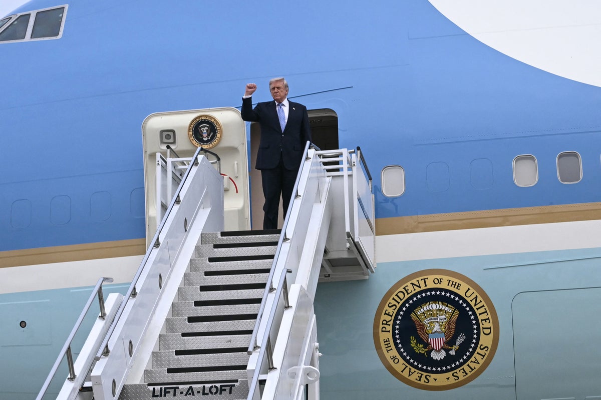 Palm Beach airport changing its name to honor Trump hit with flood of messages – including a bomb threat demanding M – UK Times Palm Beach airport changing its name to honor Trump hit with flood of messages – including a bomb threat demanding M – UK Times