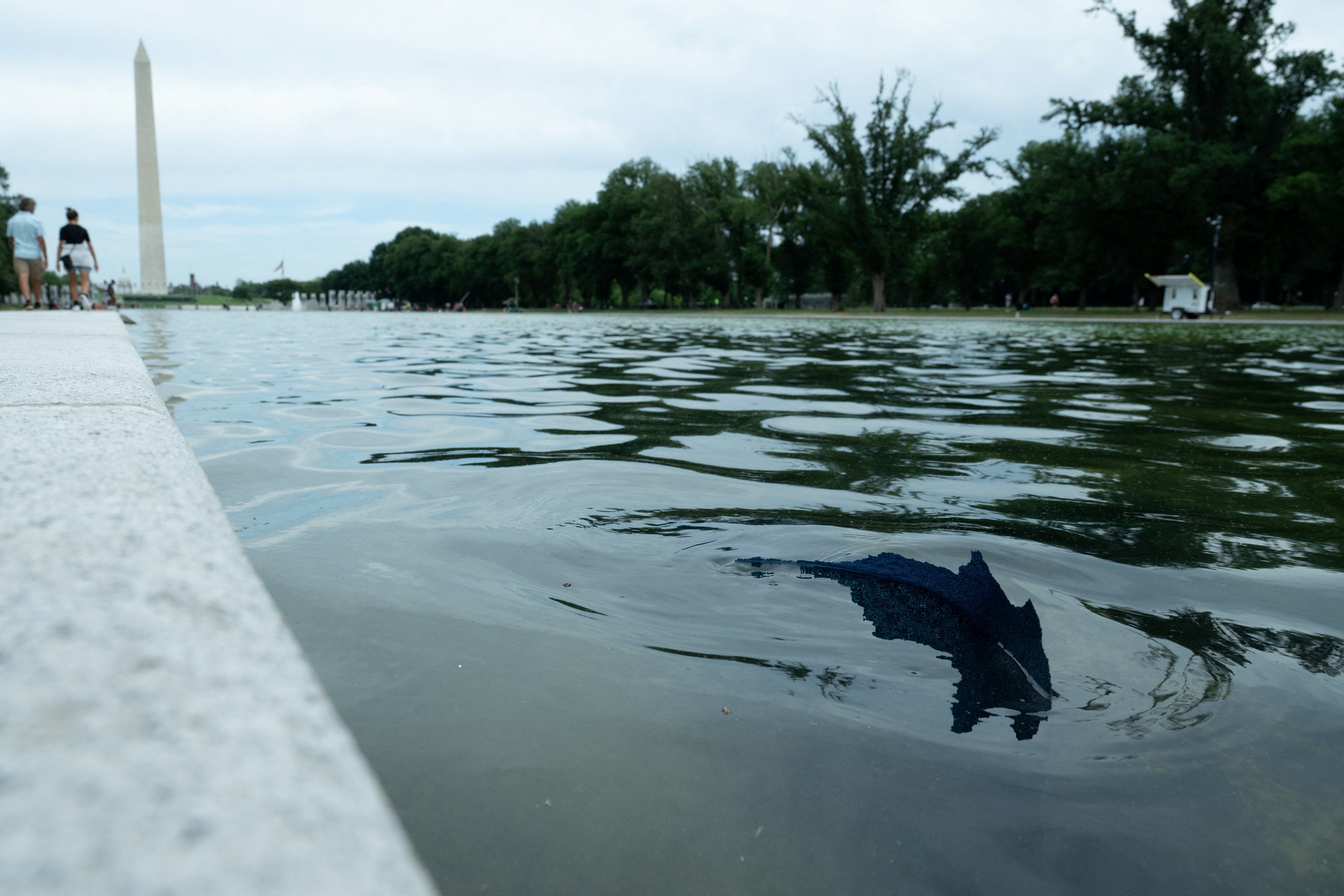 Trump’s blue paint at the Reflecting Pool is already chipping off as costs hit .7M