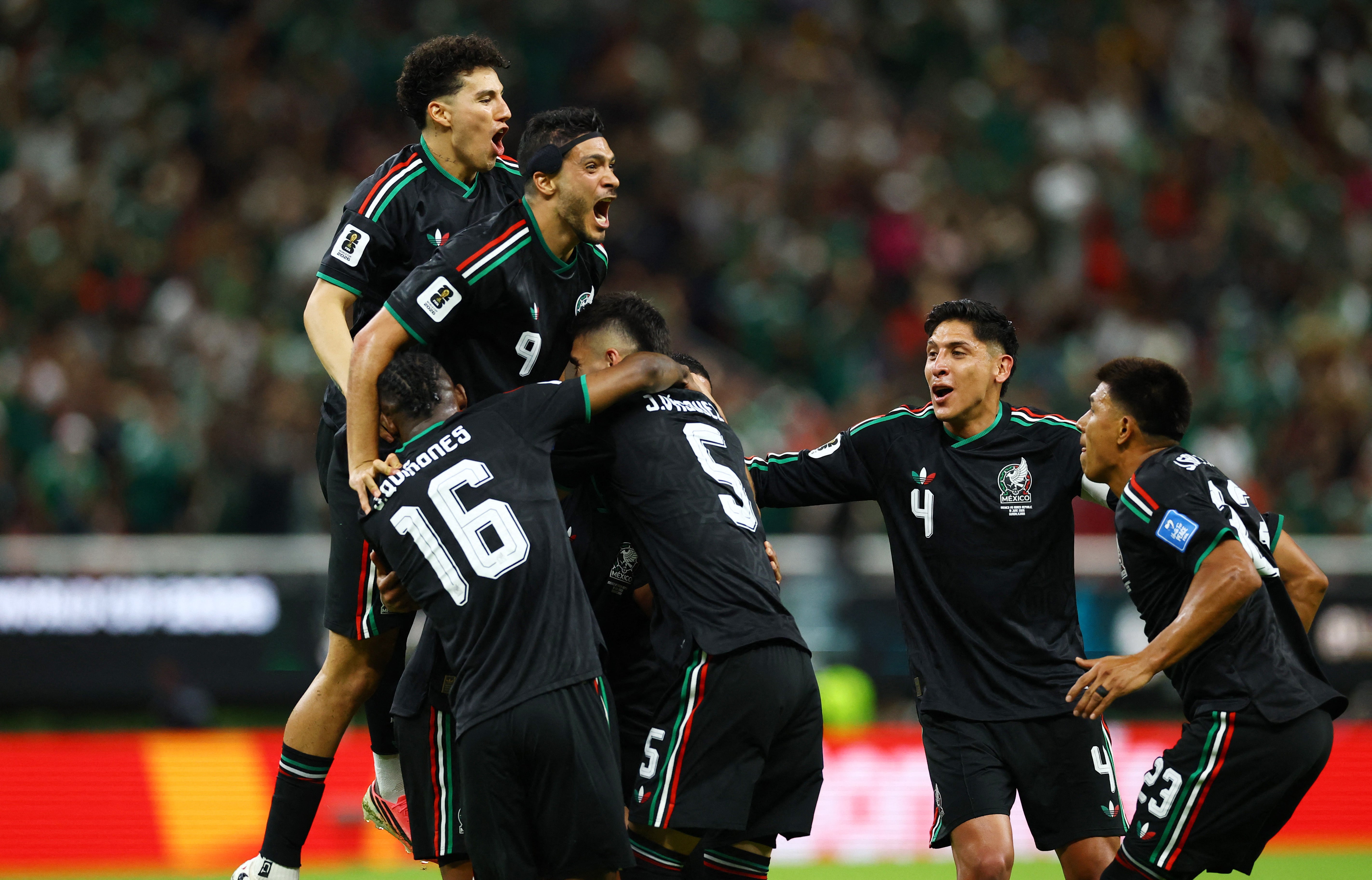Mexico become first country in World Cup knockout rounds with narrow win over South Korea