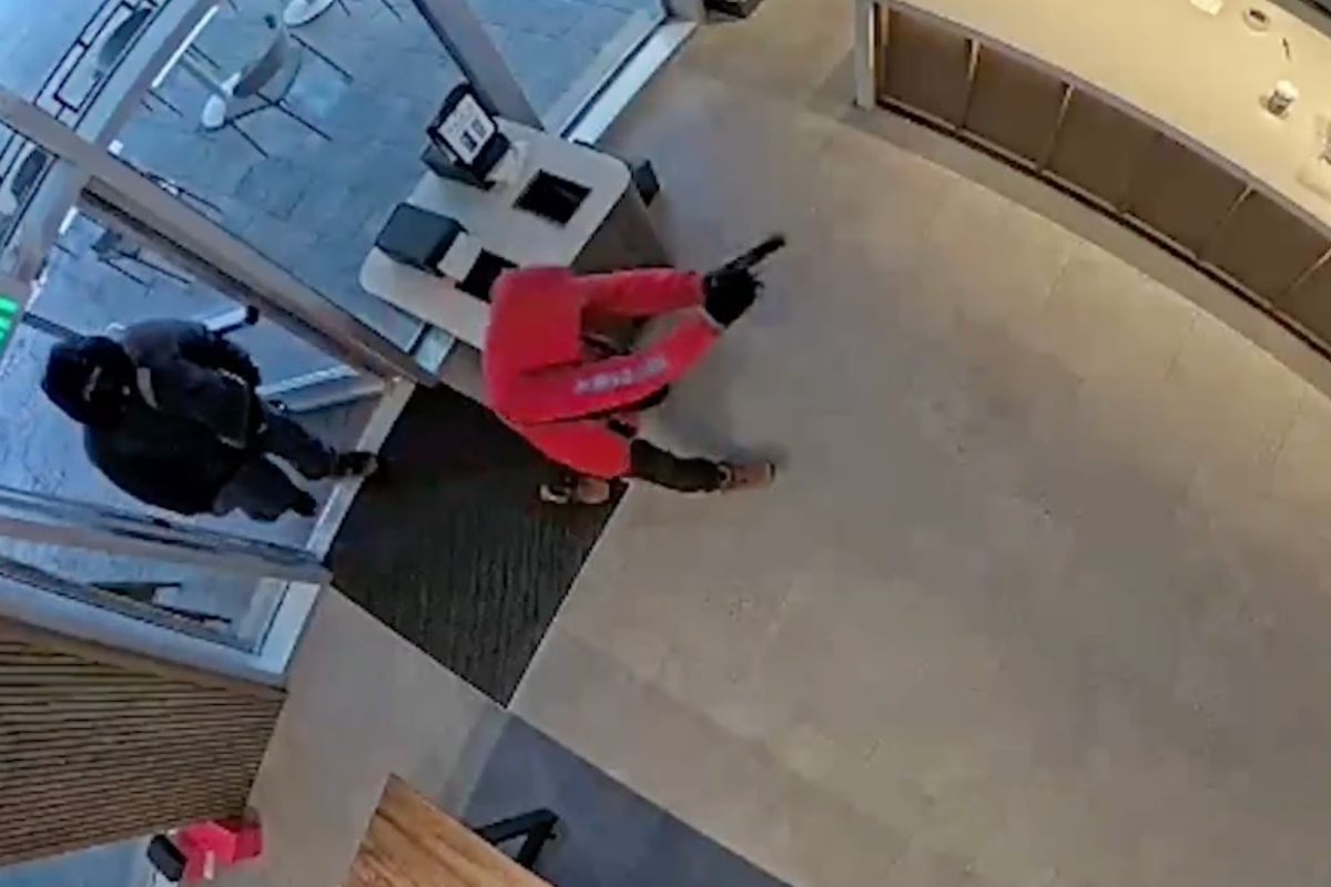 Video shows moment Starbucks employee fights off robbers – and gets fired for it – UK Times Video shows moment Starbucks employee fights off robbers – and gets fired for it – UK Times