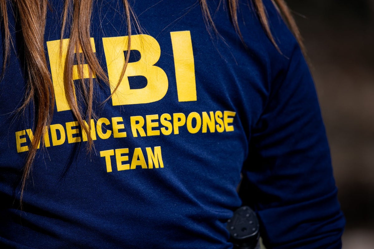 Dava, kadın FBI ajanının kariyerinin, erkek iş arkadaşının sarhoş tekliflerini geri çevirmesinin ardından durduğunu söylüyor