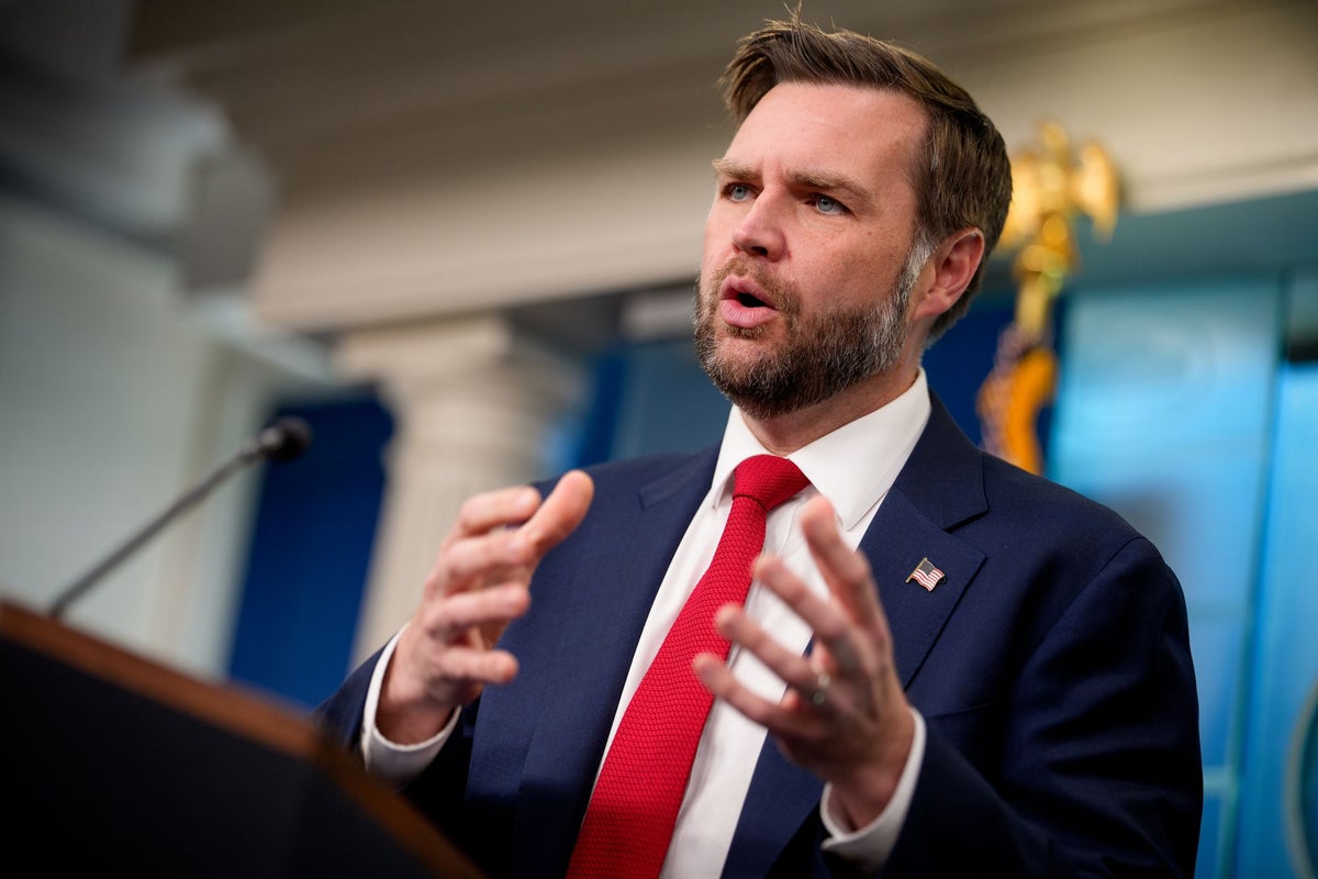 İki web sitesi, sert eleştirilerin ardından JD Vance'in kitabına yönelik incelemeleri kısıtladı