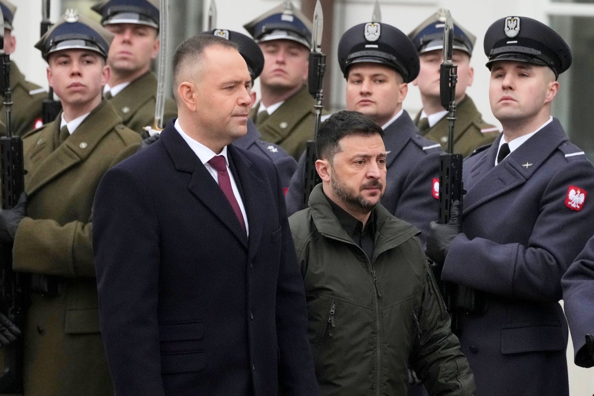 Autoridades ucranianas criticam a decisão do presidente polonês de retirar a honra de Zelenskiy