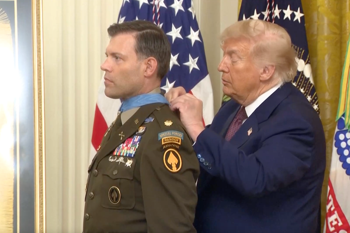 İzle: Trump, Beyaz Saray töreninde Onur Madalyasını takmak için çabalıyor