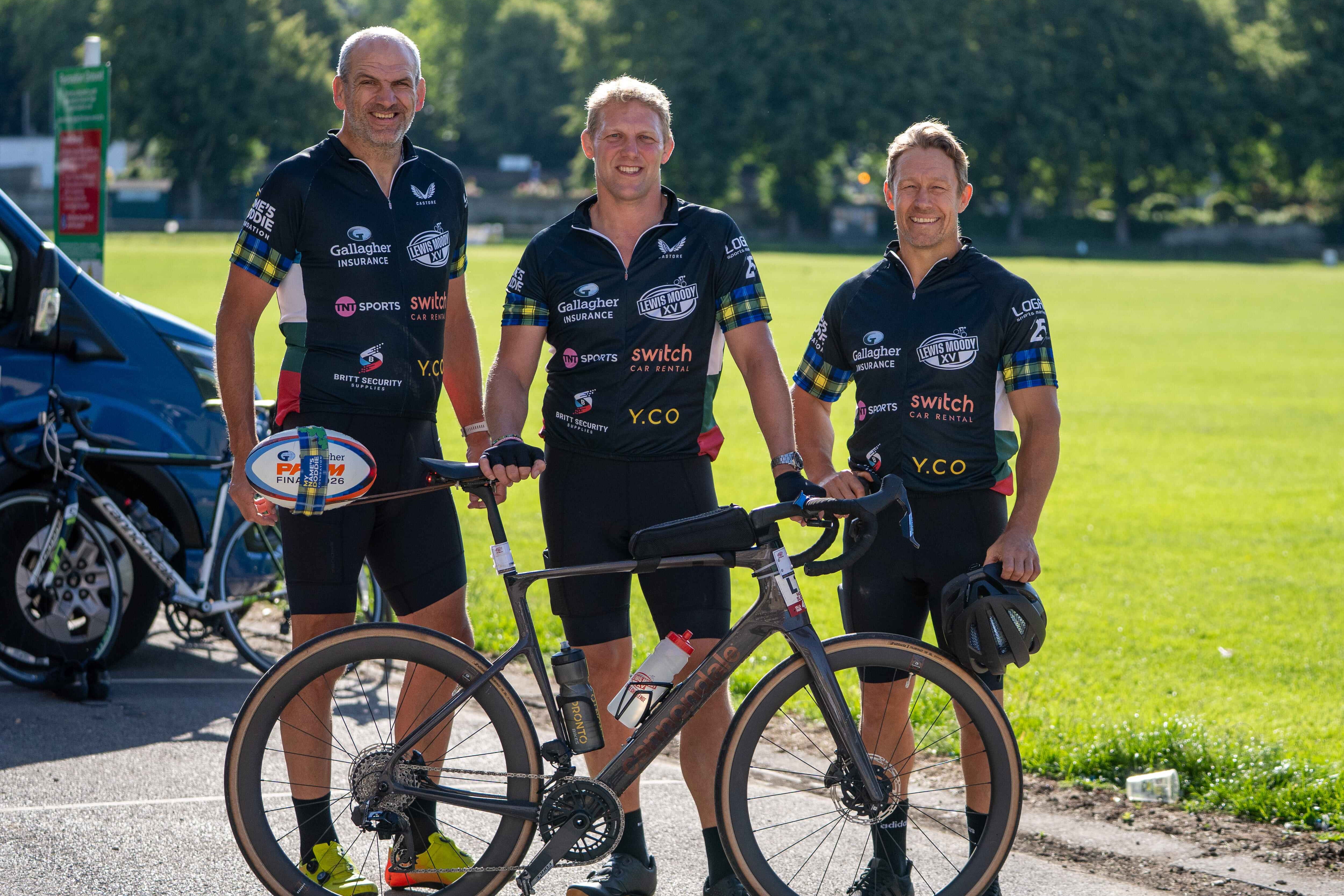 Martin Johnson (left) and Jonny Wilkinson (right) joined Lewis Moody along the route (My Name'5 Doddie Foundation)