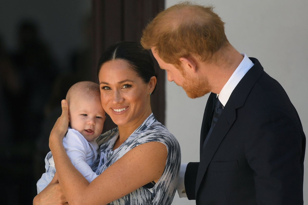 Prince Harry’s son Archie steals show wearing England shirt in sweet Father’s Day photo – UK Times Prince Harry’s son Archie steals show wearing England shirt in sweet Father’s Day photo – UK Times