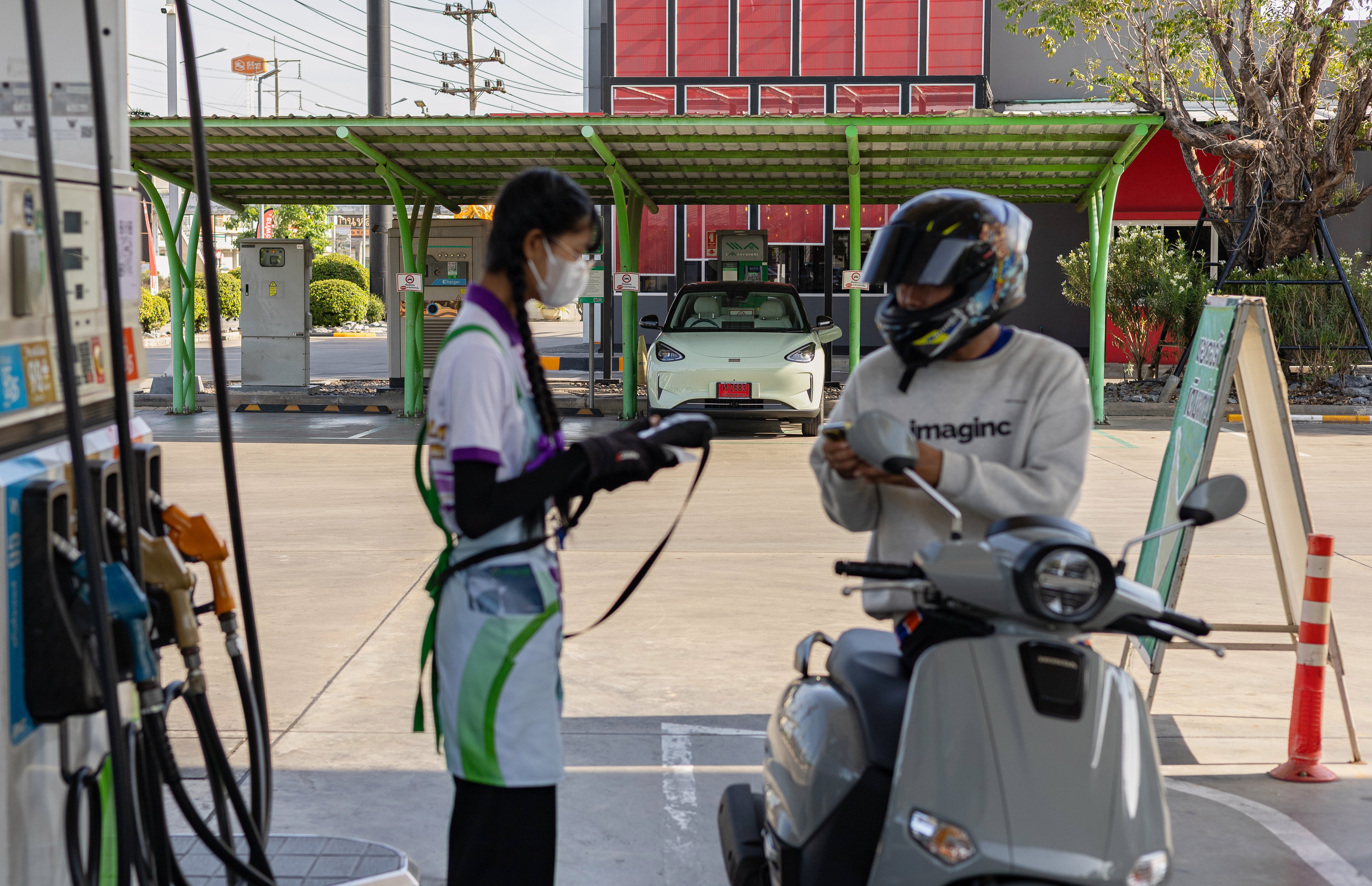 independent.co.uk - Chan Ho-Him - High oil prices drive a surge in Chinese electric vehicle sales, but charging networks lag behind