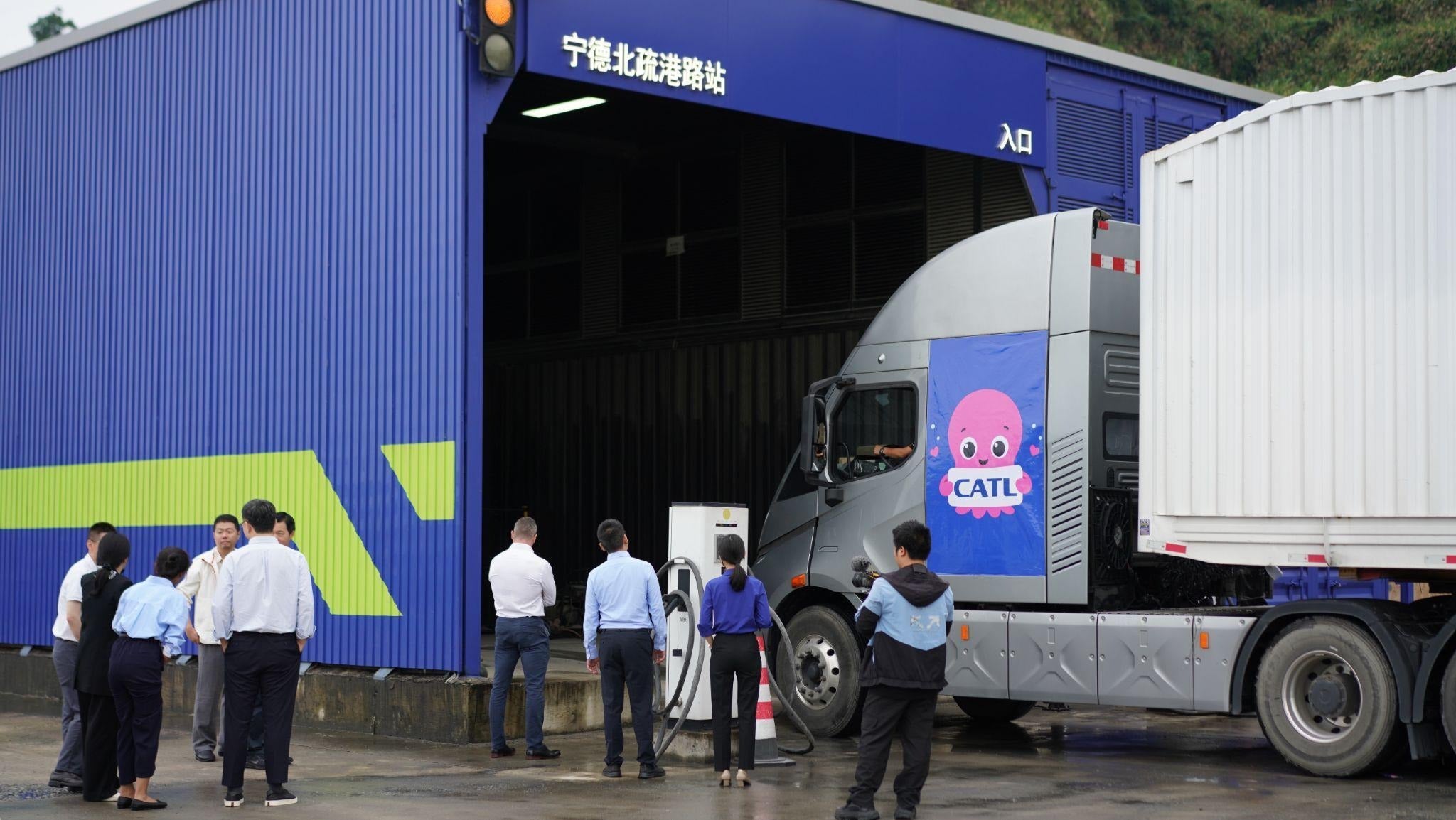 independent.co.uk - Steve Fowler - Electric trucks to use Chinese technology for swapping batteries 'in minutes'