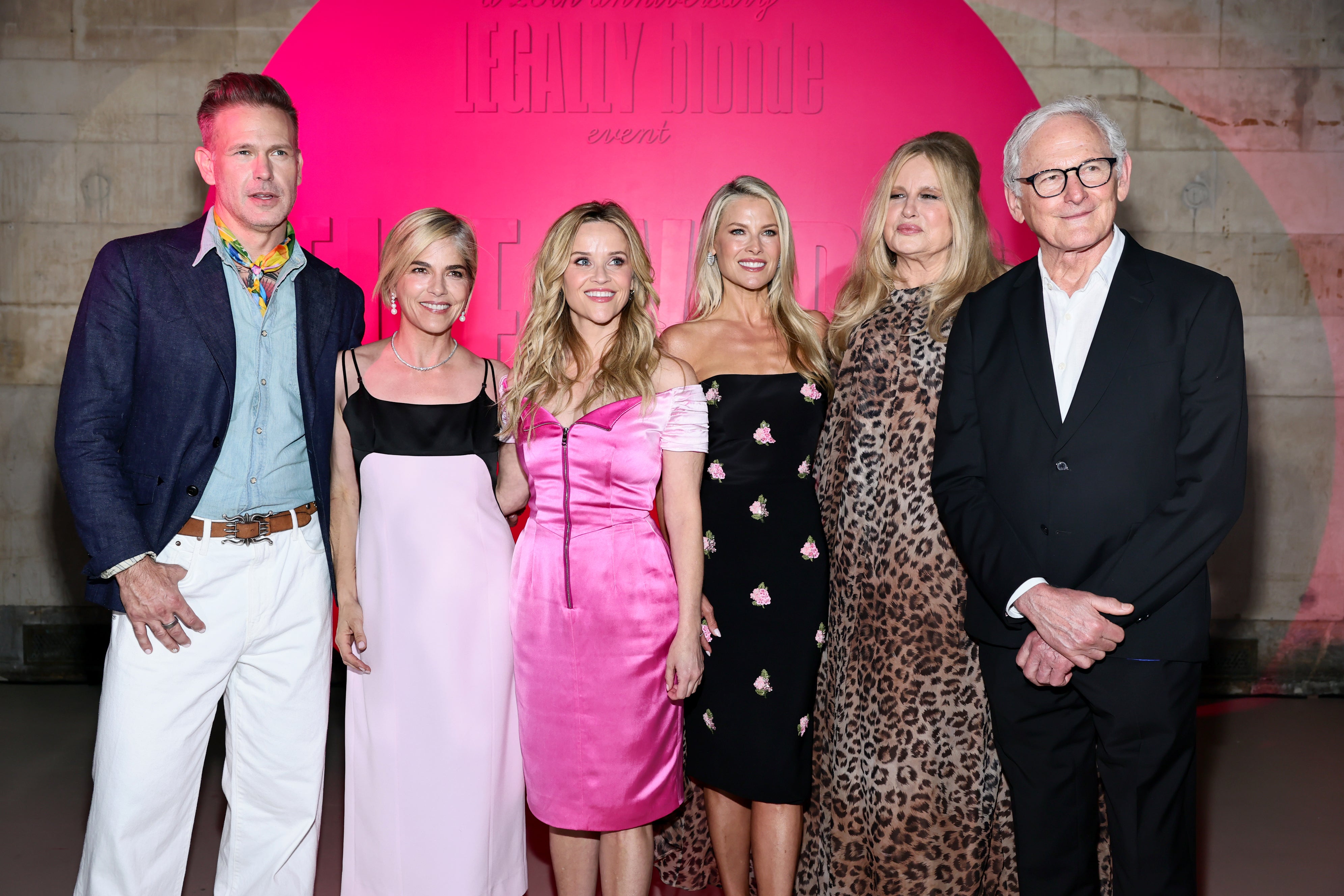 Die Originaldarsteller von „Natürlich blond“ Matthew Davis, Selma Blair, Reese Witherspoon, Ali Larter, Jennifer Coolidge und Victor Garber trafen sich wieder, um das 25-jährige Jubiläum des Films vor der neuen Prequel-Serie zu feiern