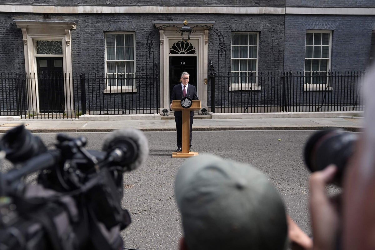 Pound holds firm as Starmer confirms he will stand down