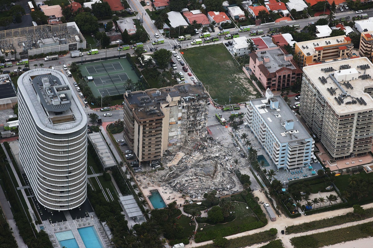 Um desenvolvedor está tentando vender condomínios no local do desabamento fatal de um prédio no Surf District de Miami. Os relatórios ainda não compraram nenhum