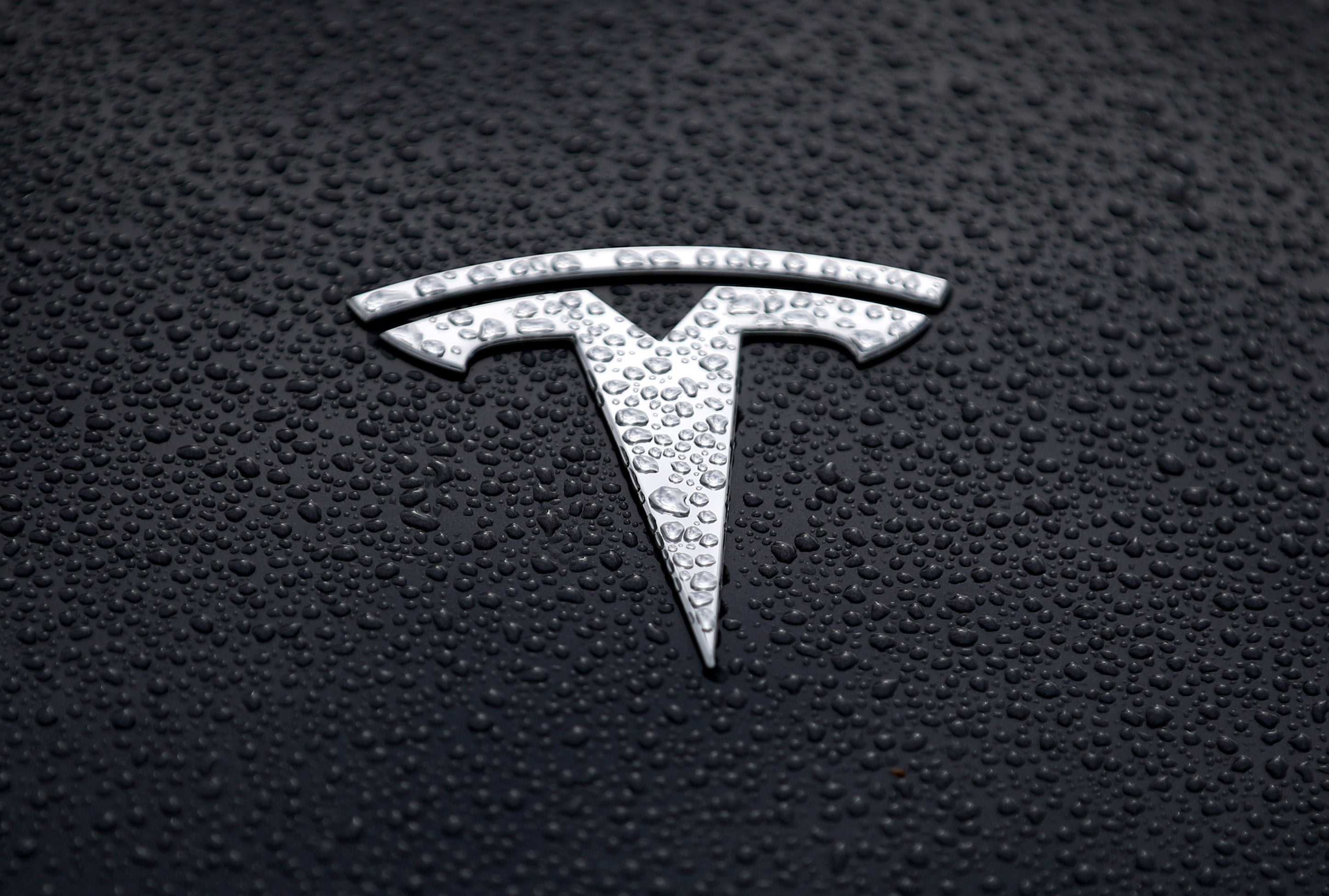 Lifeguard rescues man who accidentally drove his Tesla into a community pool – UK Times